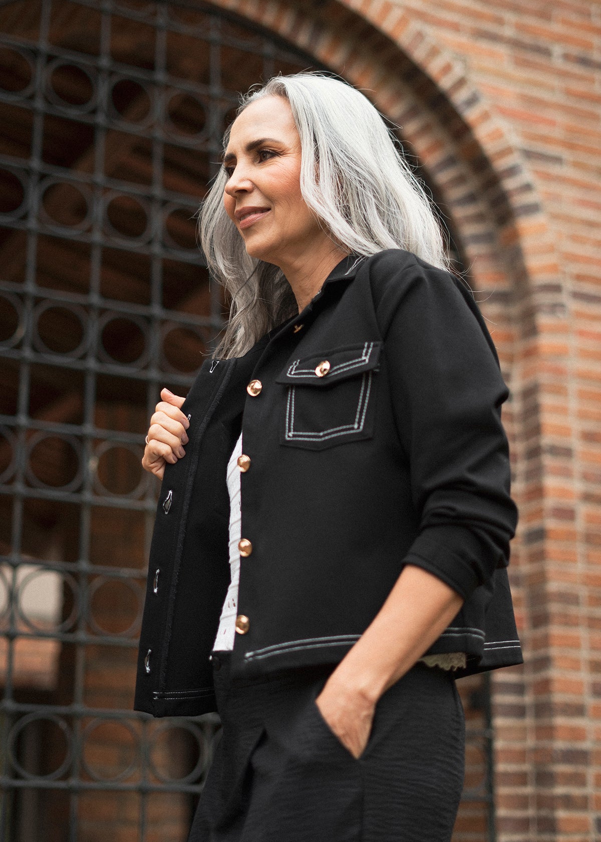 Chaqueta color negro con botones dorados y bolsillos frontales 105825