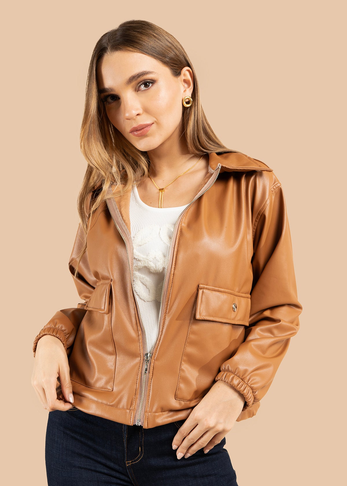 Chaqueta color miel con corte clásico y acabado brillante 105826