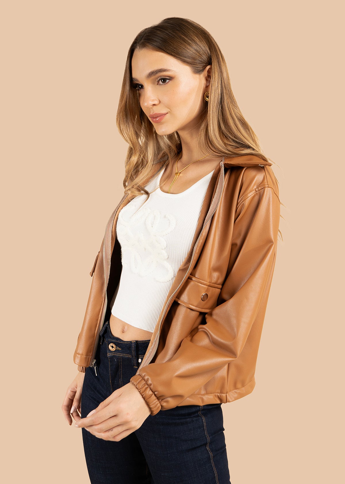 Chaqueta color miel con corte clásico y acabado brillante 105826