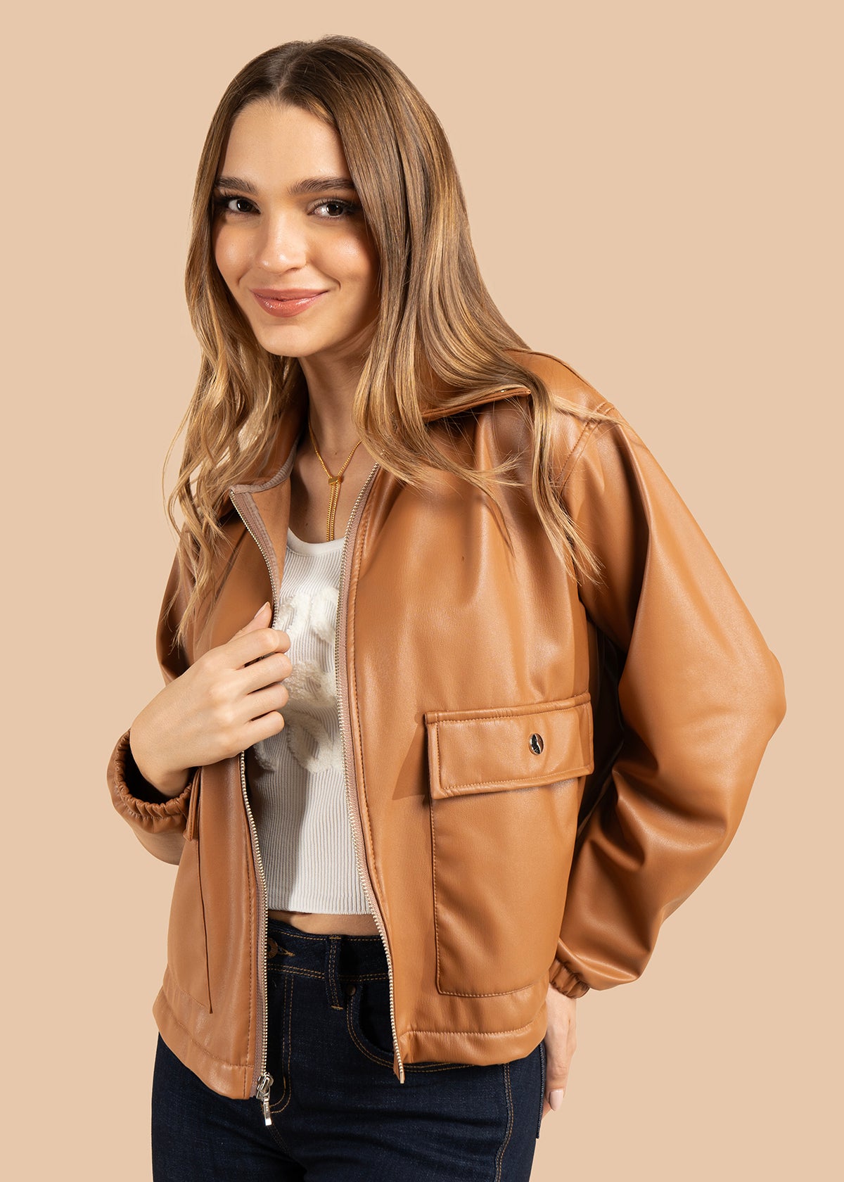 Chaqueta color miel con corte clásico y acabado brillante 105826
