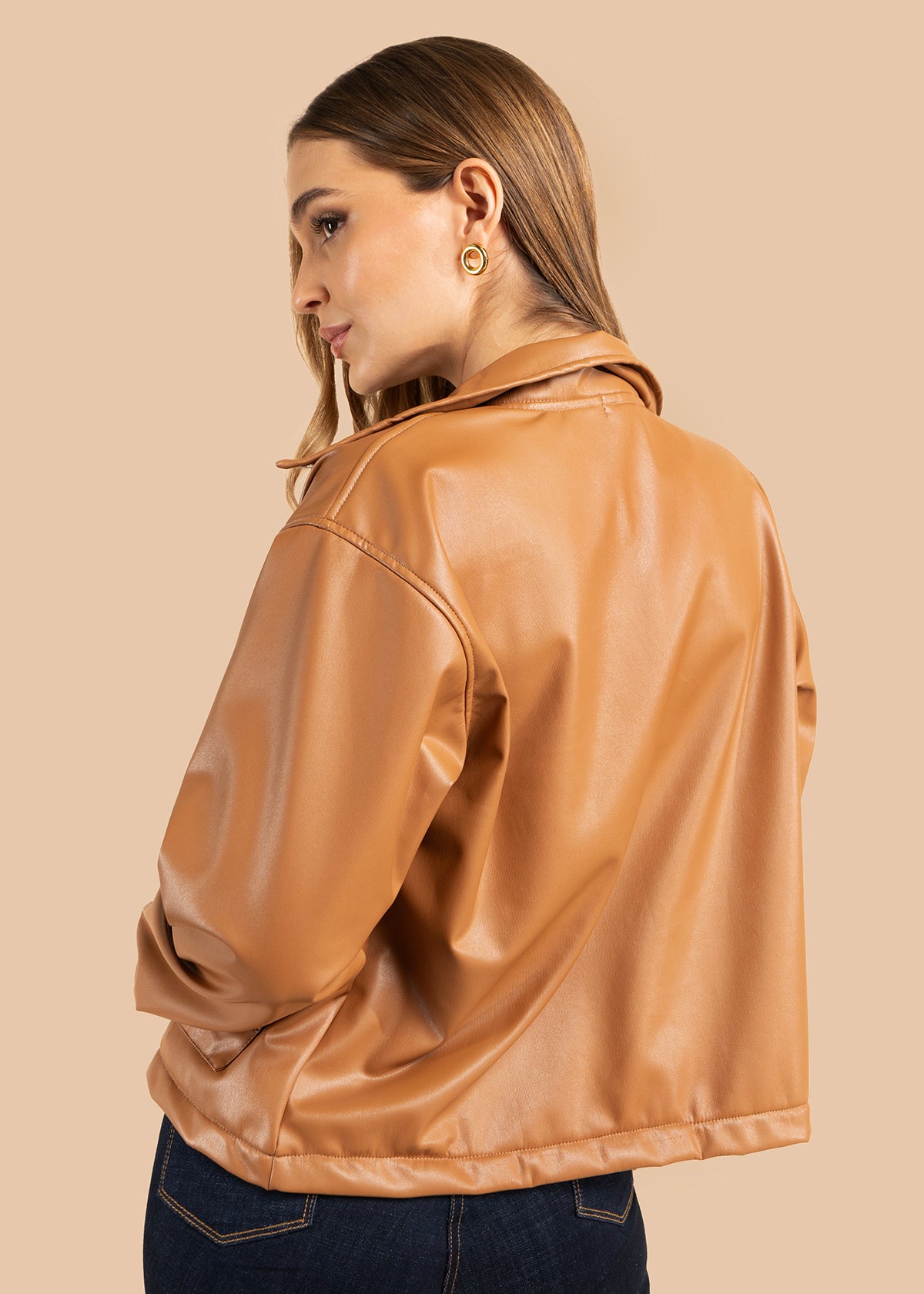 Chaqueta color miel con corte clásico y acabado brillante 105826
