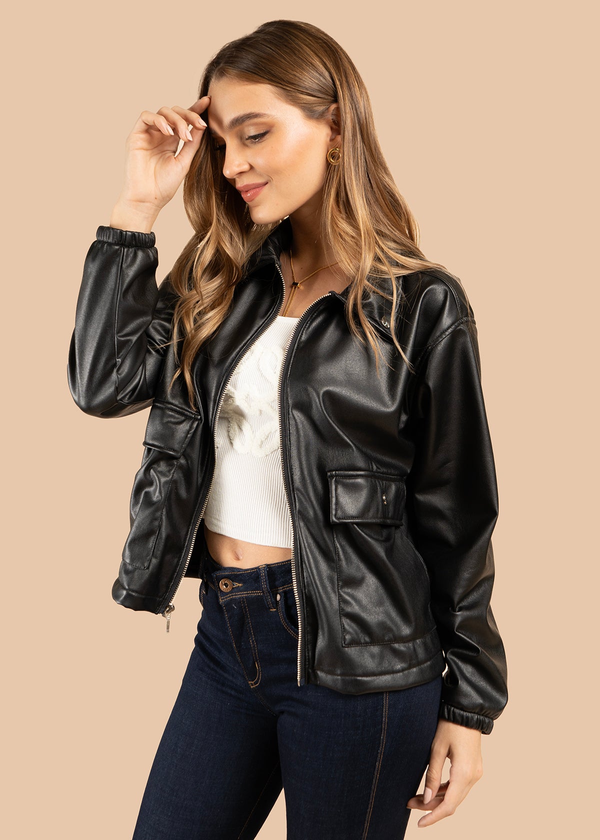Chaqueta color negro con corte clásico y acabado brillante 105826