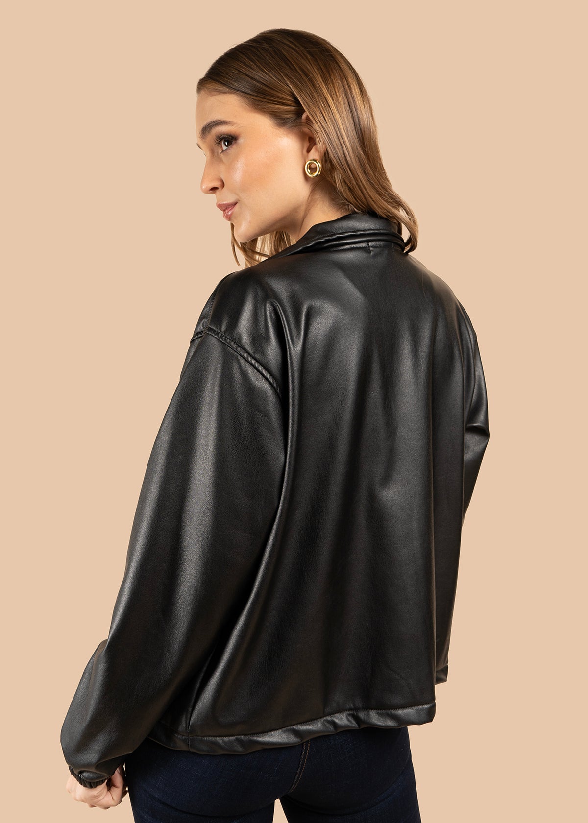 Chaqueta color negro con corte clásico y acabado brillante 105826