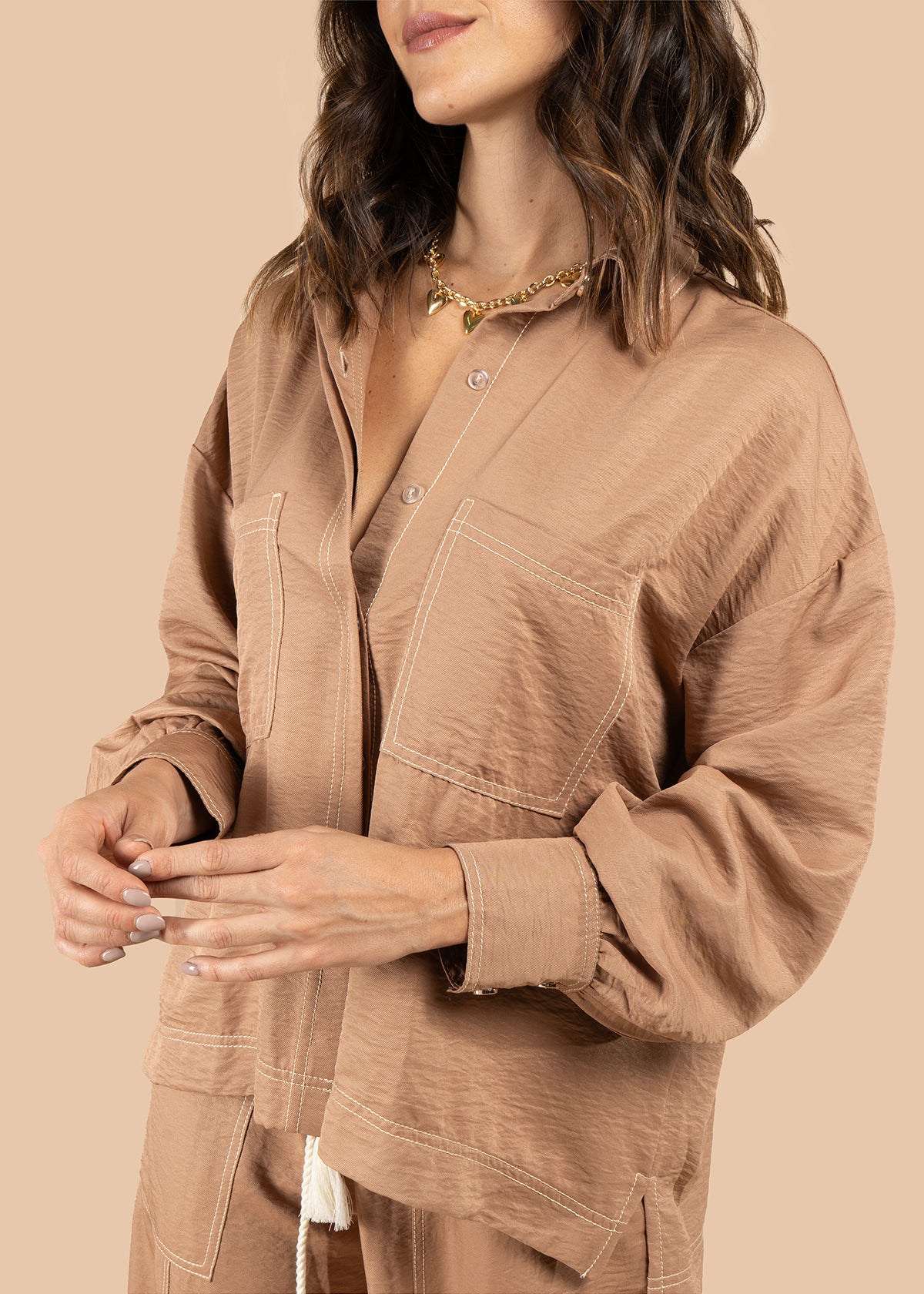 Blusa color camel con bolsillos frontales y bordados 105827