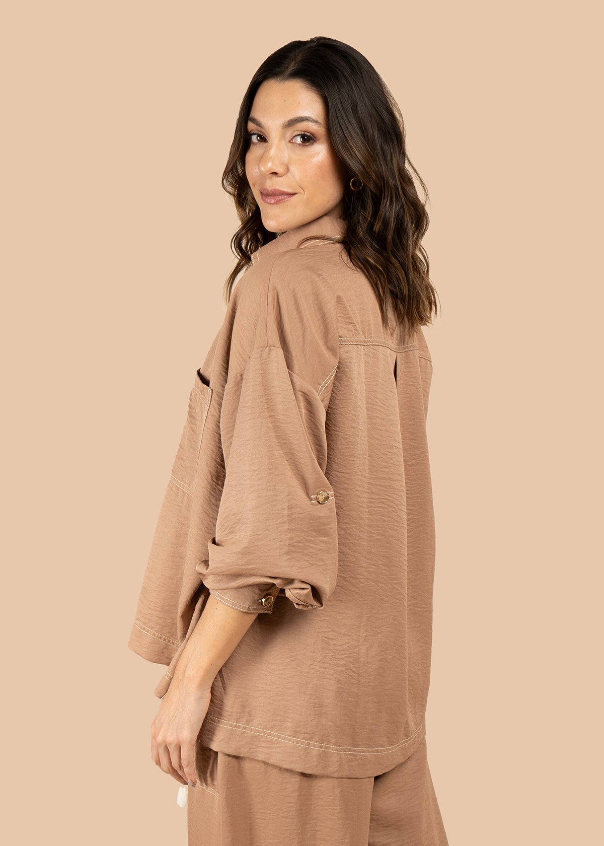 Blusa color camel con bolsillos frontales y bordados 105827