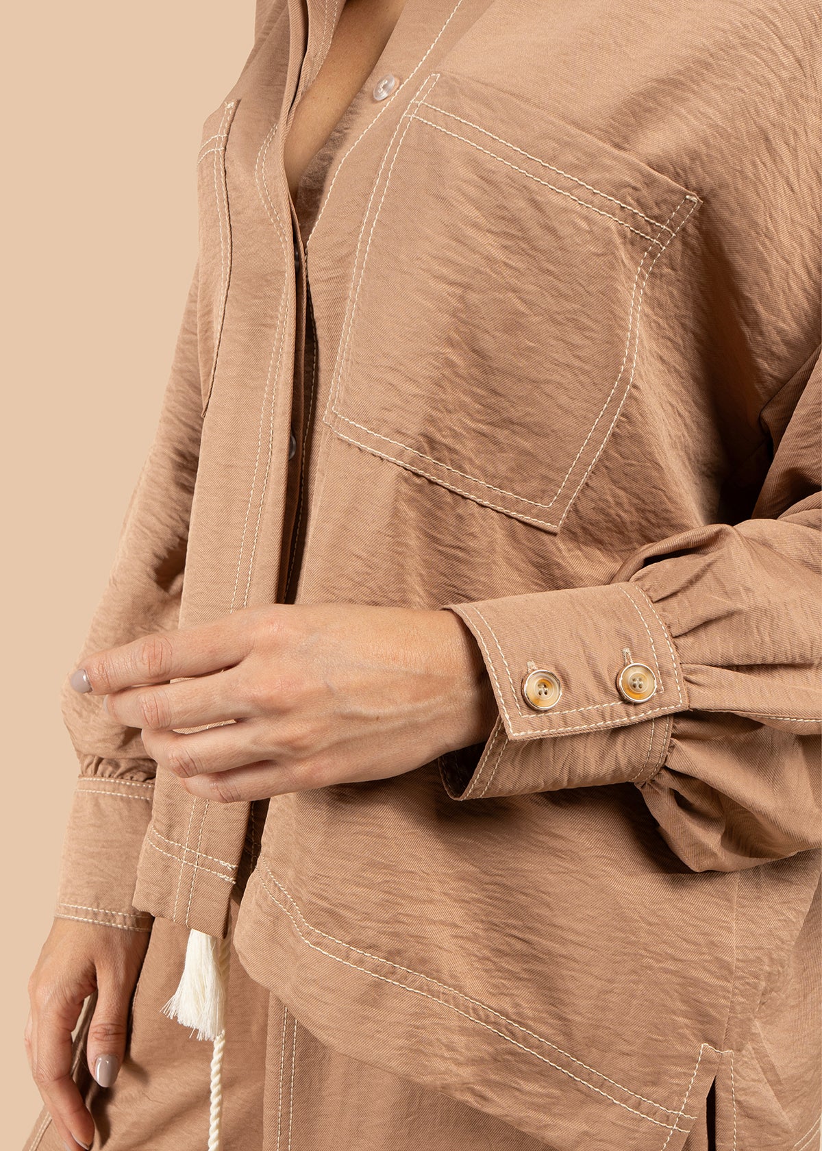 Blusa color camel con bolsillos frontales y bordados 105827