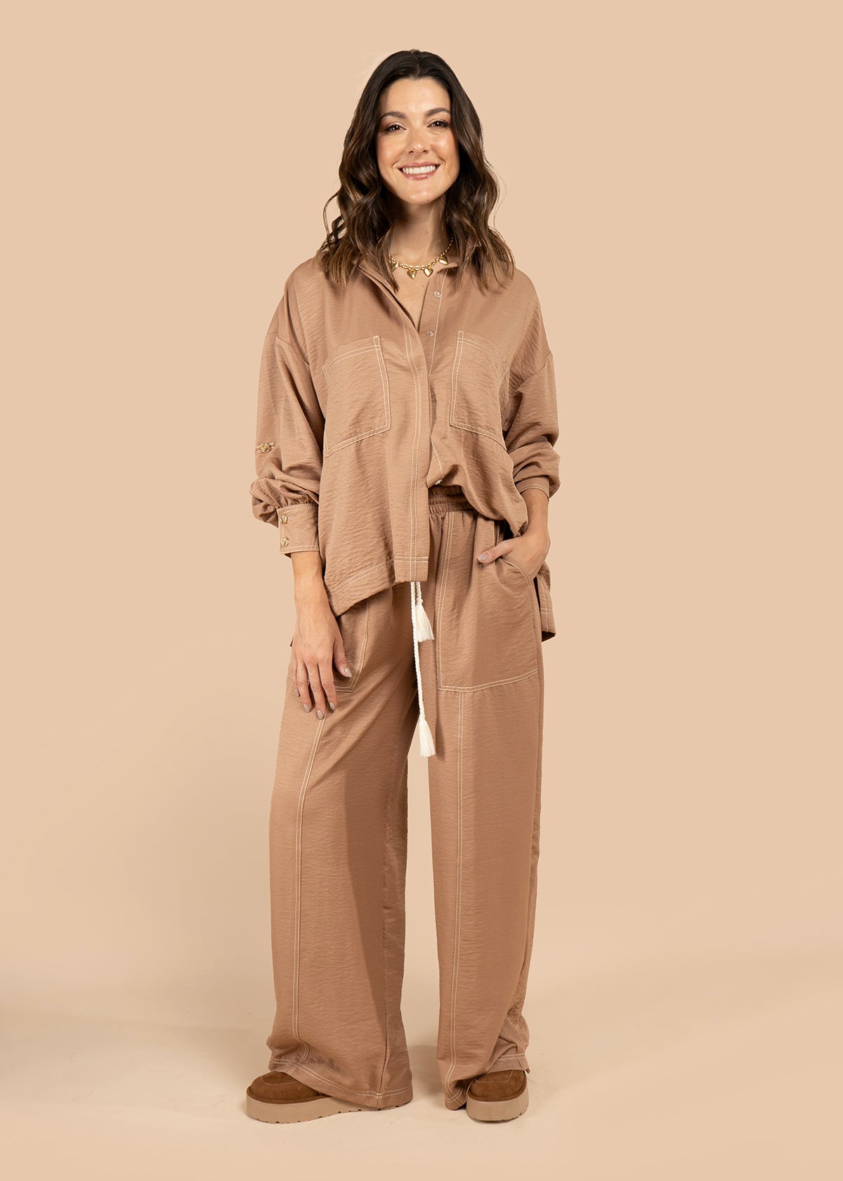 Blusa color camel con bolsillos frontales y bordados 105827