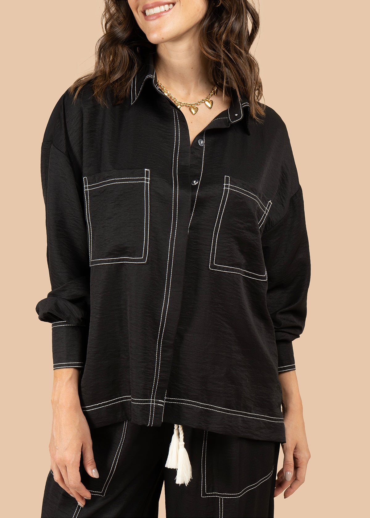 Blusa color negro con bolsillos frontales y bordados 105827