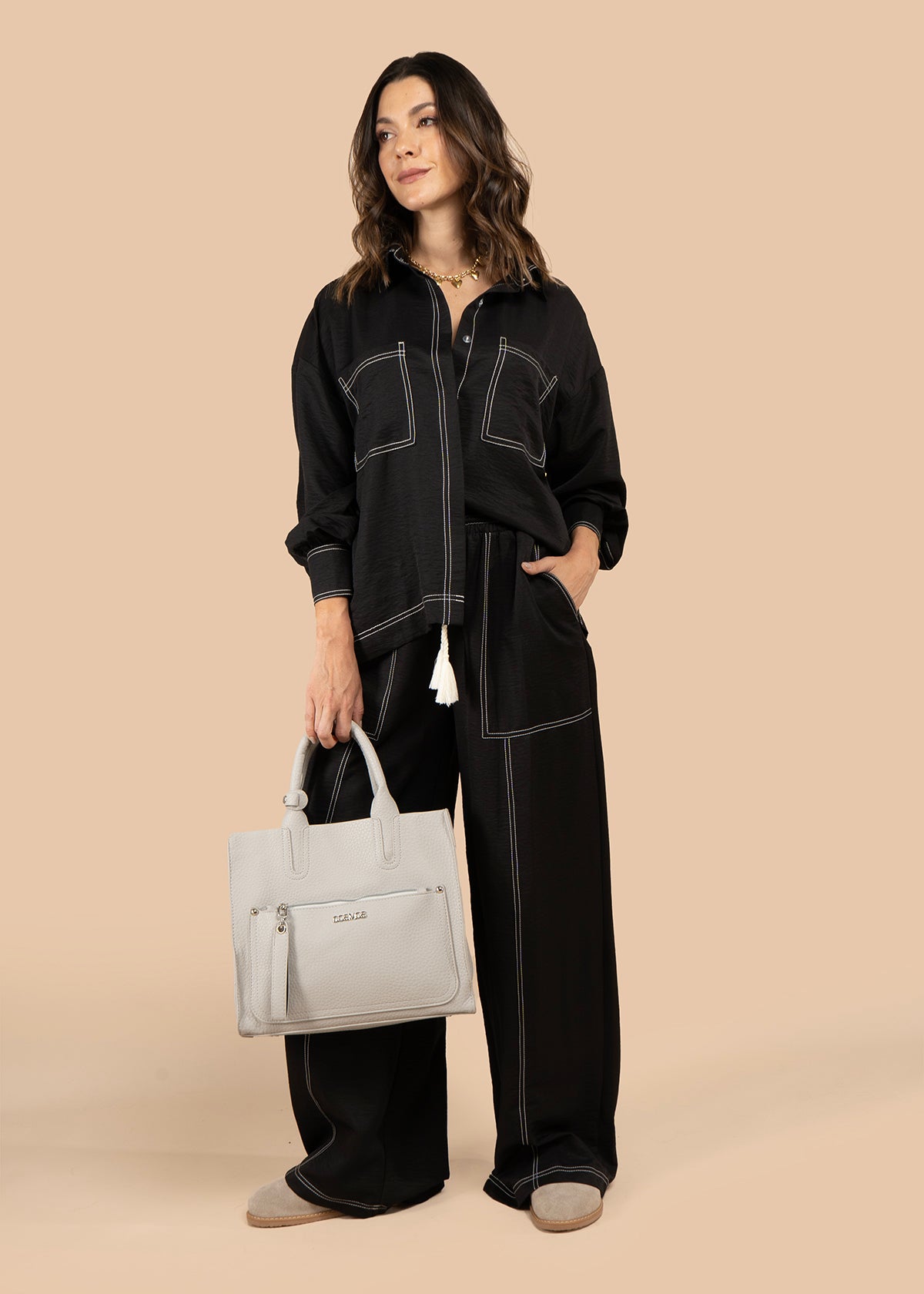 Blusa color negro con bolsillos frontales y bordados 105827