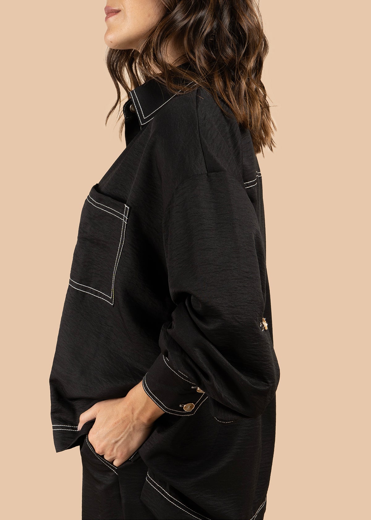 Blusa color negro con bolsillos frontales y bordados 105827