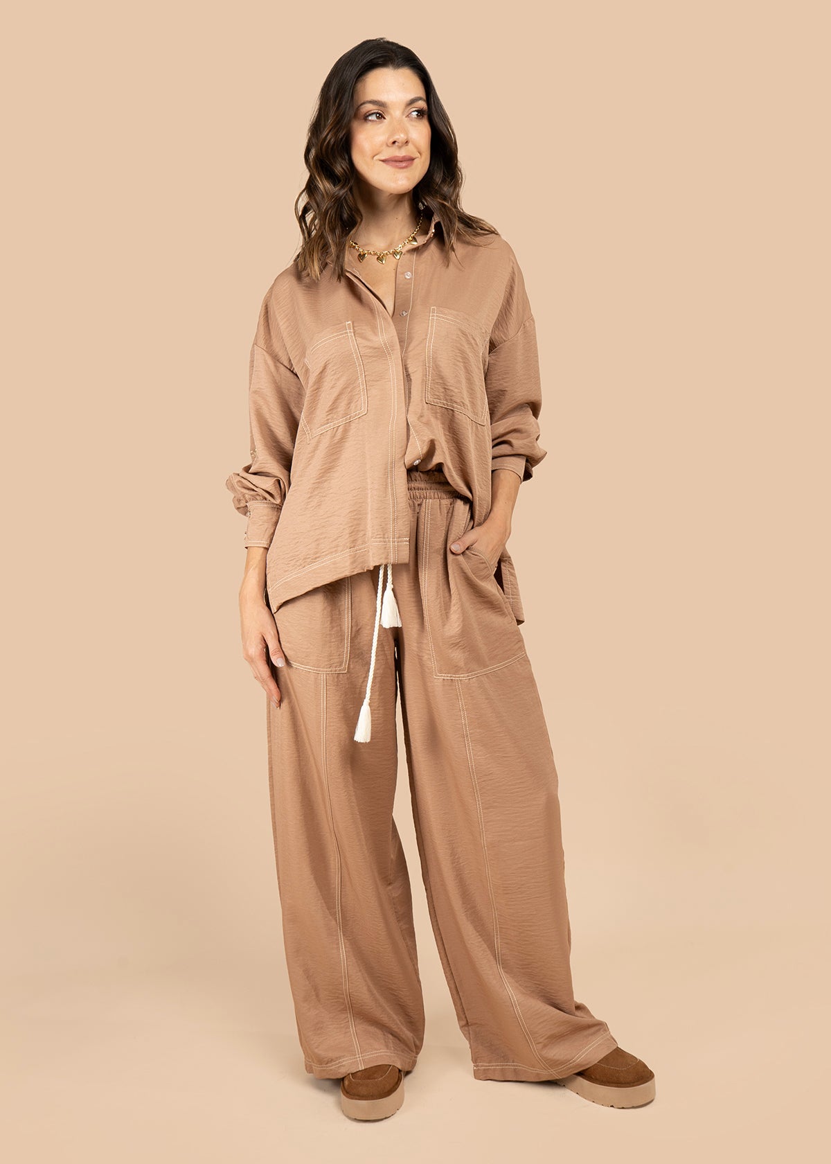 Pantalón color camel con cordón en cintura 105828