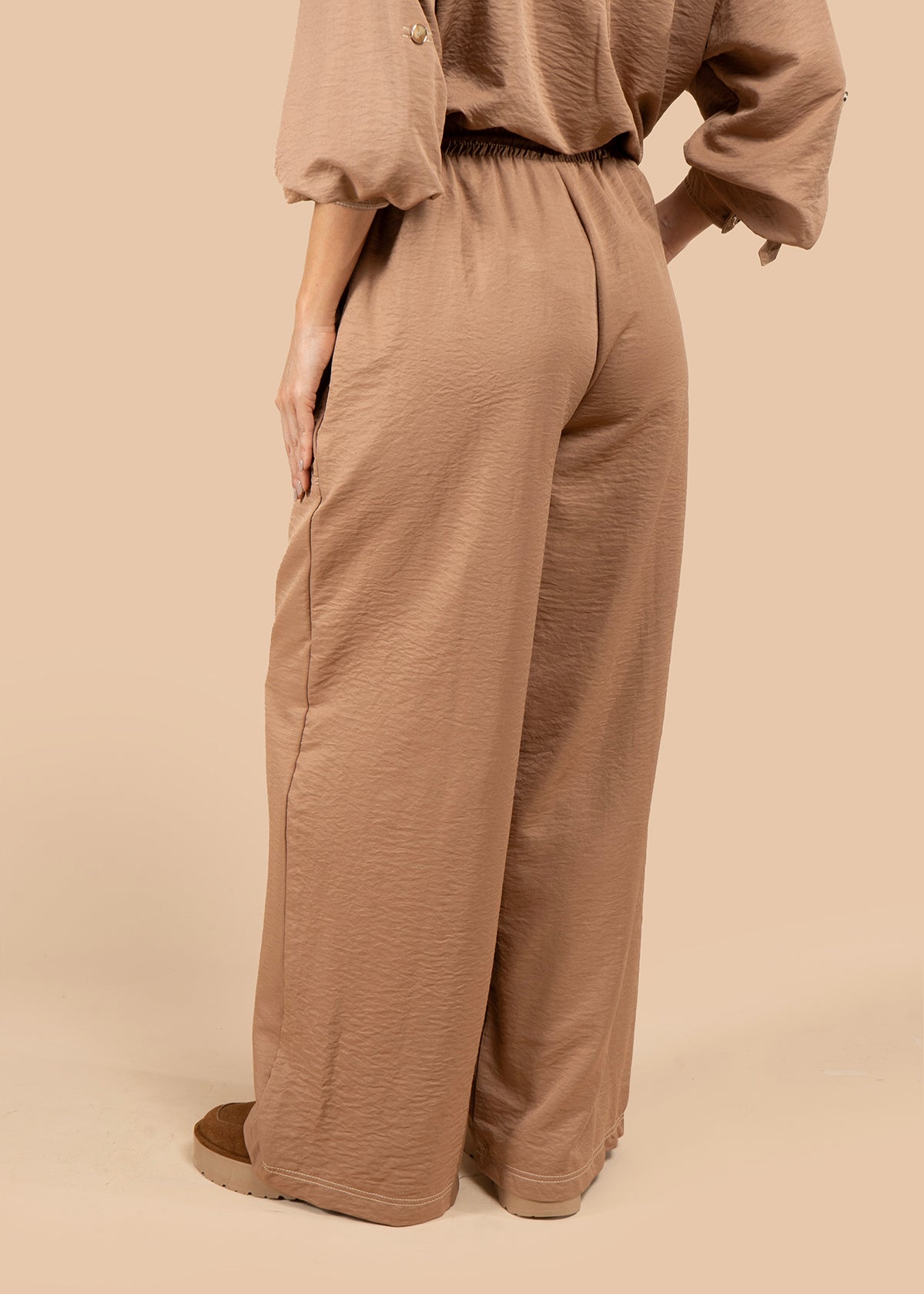 Pantalón color camel con cordón en cintura 105828