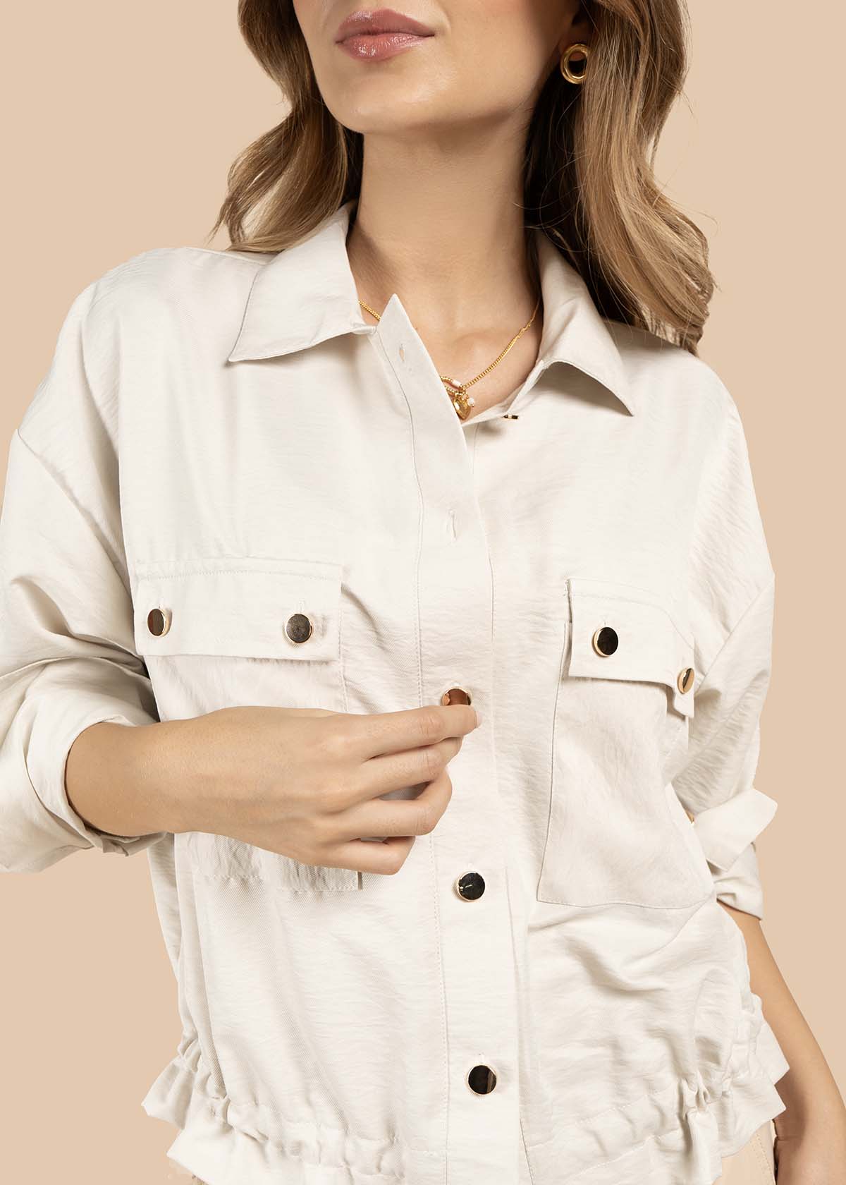 Blusa color beige con botones dorados y bolsillos frontales 105829