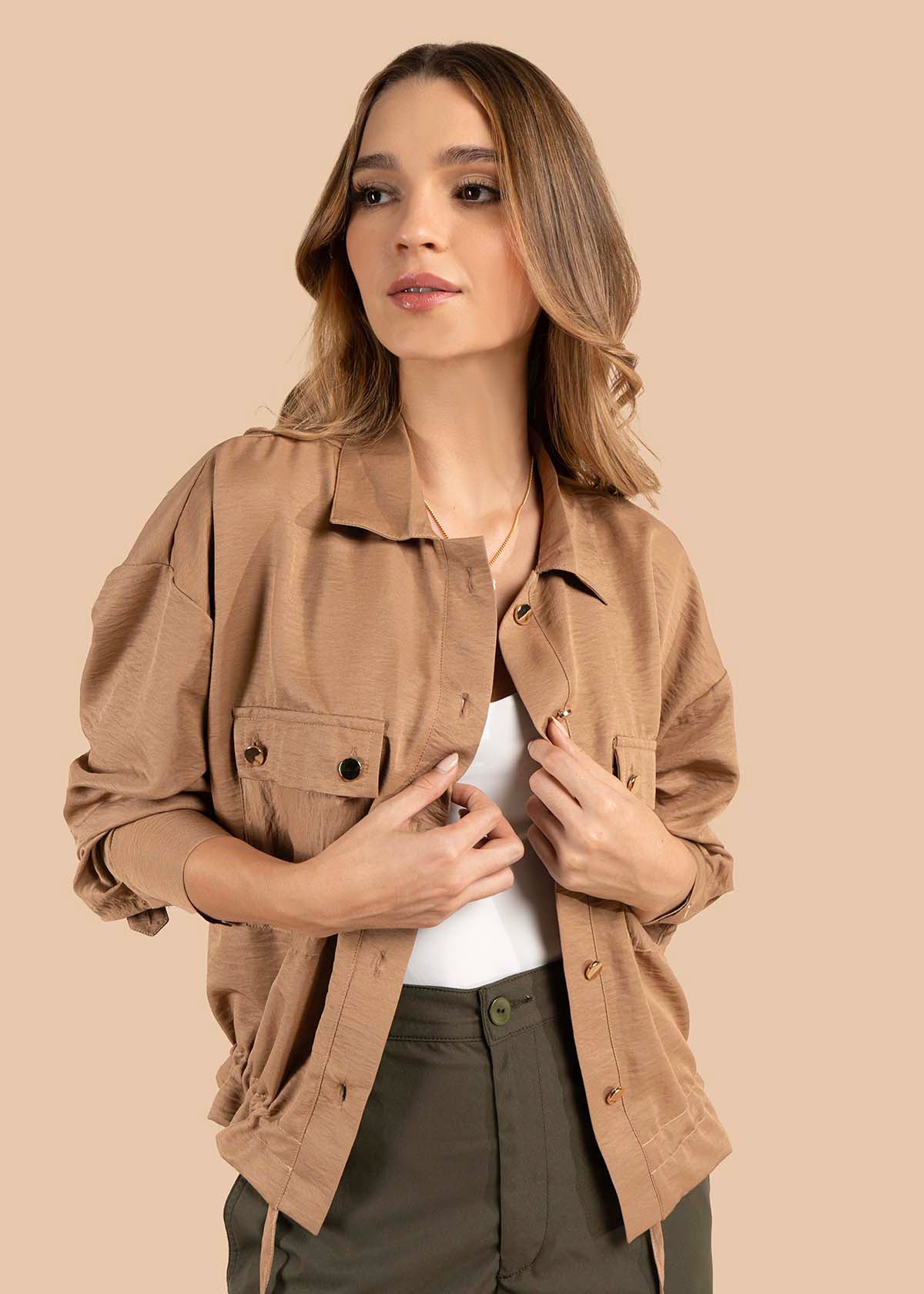 Blusa color camel con botones dorados y bolsillos frontales 105829