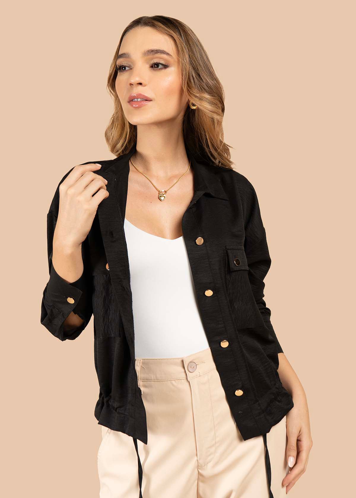 Blusa color negro con botones dorados y bolsillos frontales 105829