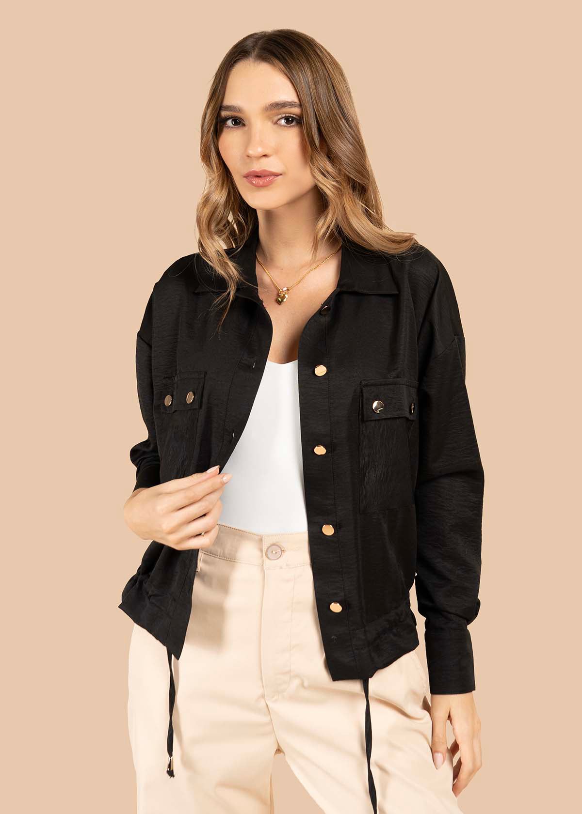 Blusa color negro con botones dorados y bolsillos frontales 105829