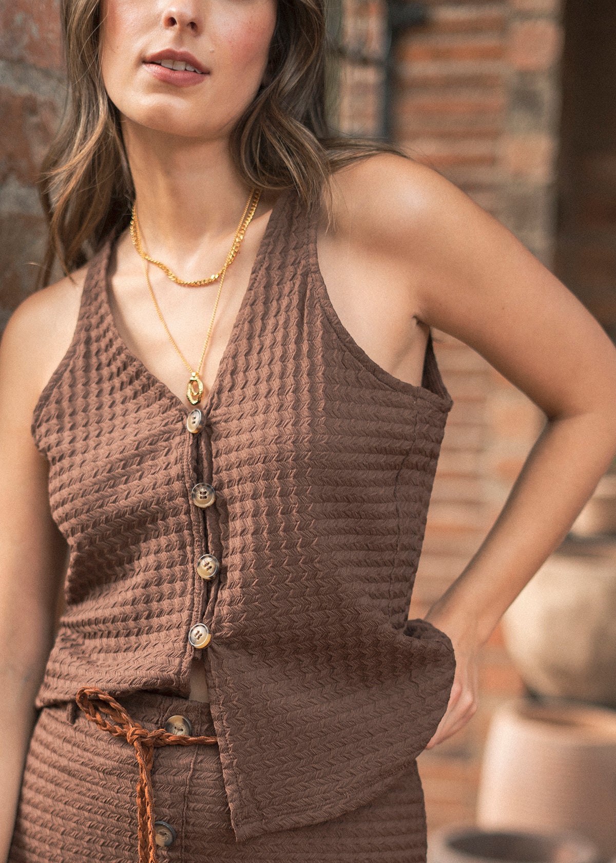 Blusa color café con textura y botones frontales 105830