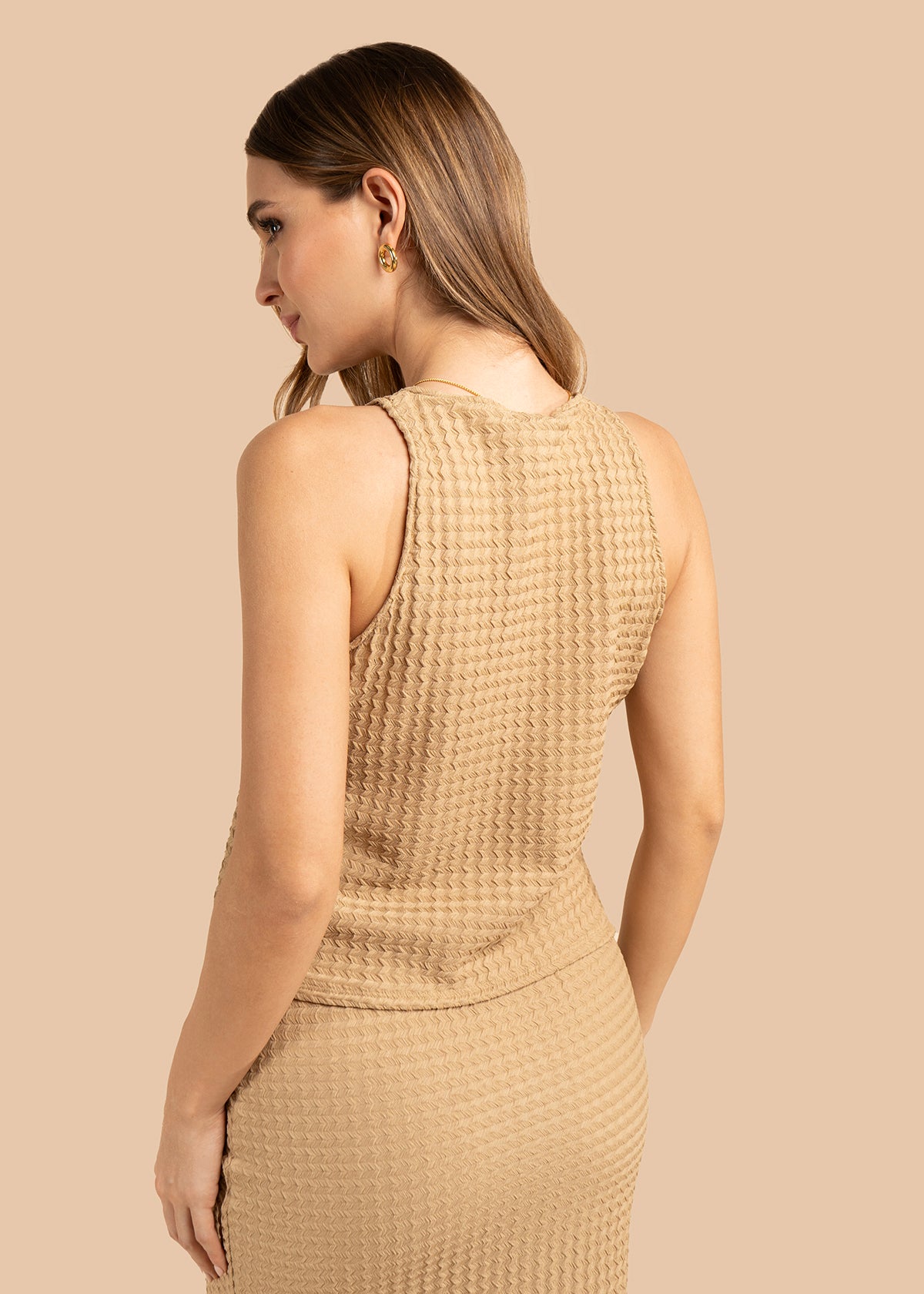 Blusa color camel con textura y botones frontales 105830