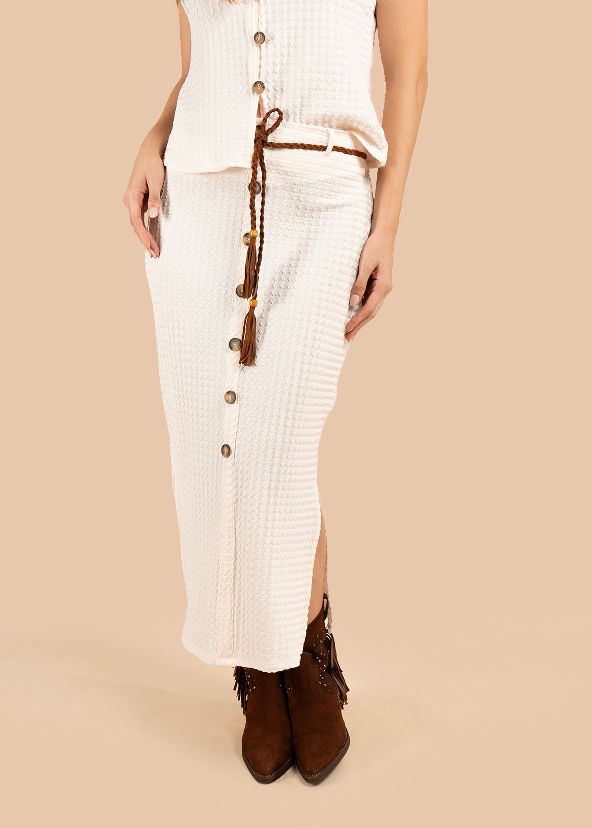 Falda color beige con textura y lazo con borlas 105831