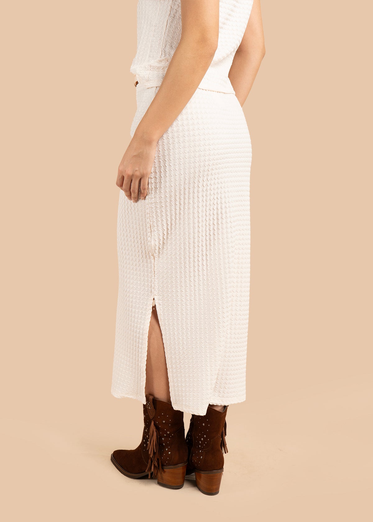 Falda color beige con textura y lazo con borlas 105831