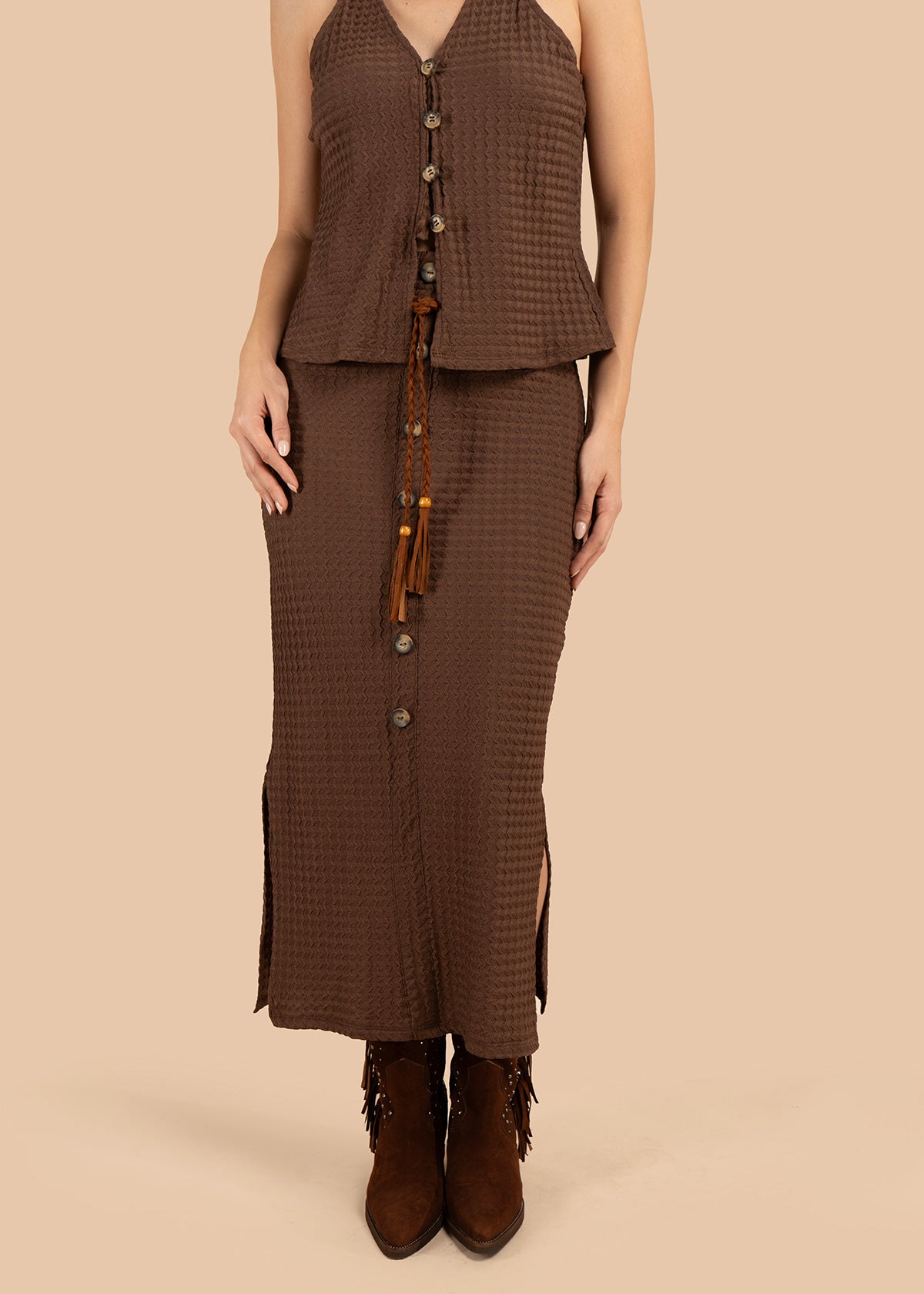 Falda color café con textura y lazo con borlas 105831