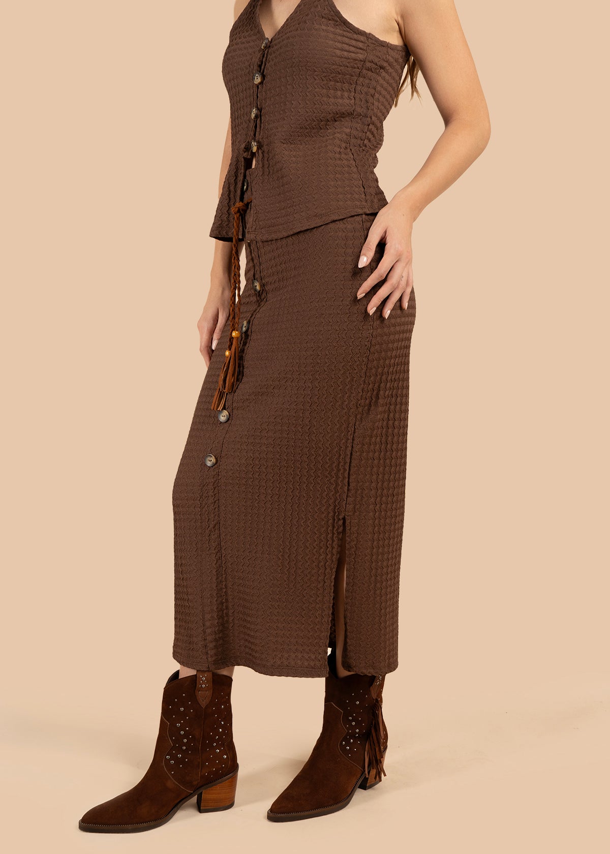 Falda color café con textura y lazo con borlas 105831