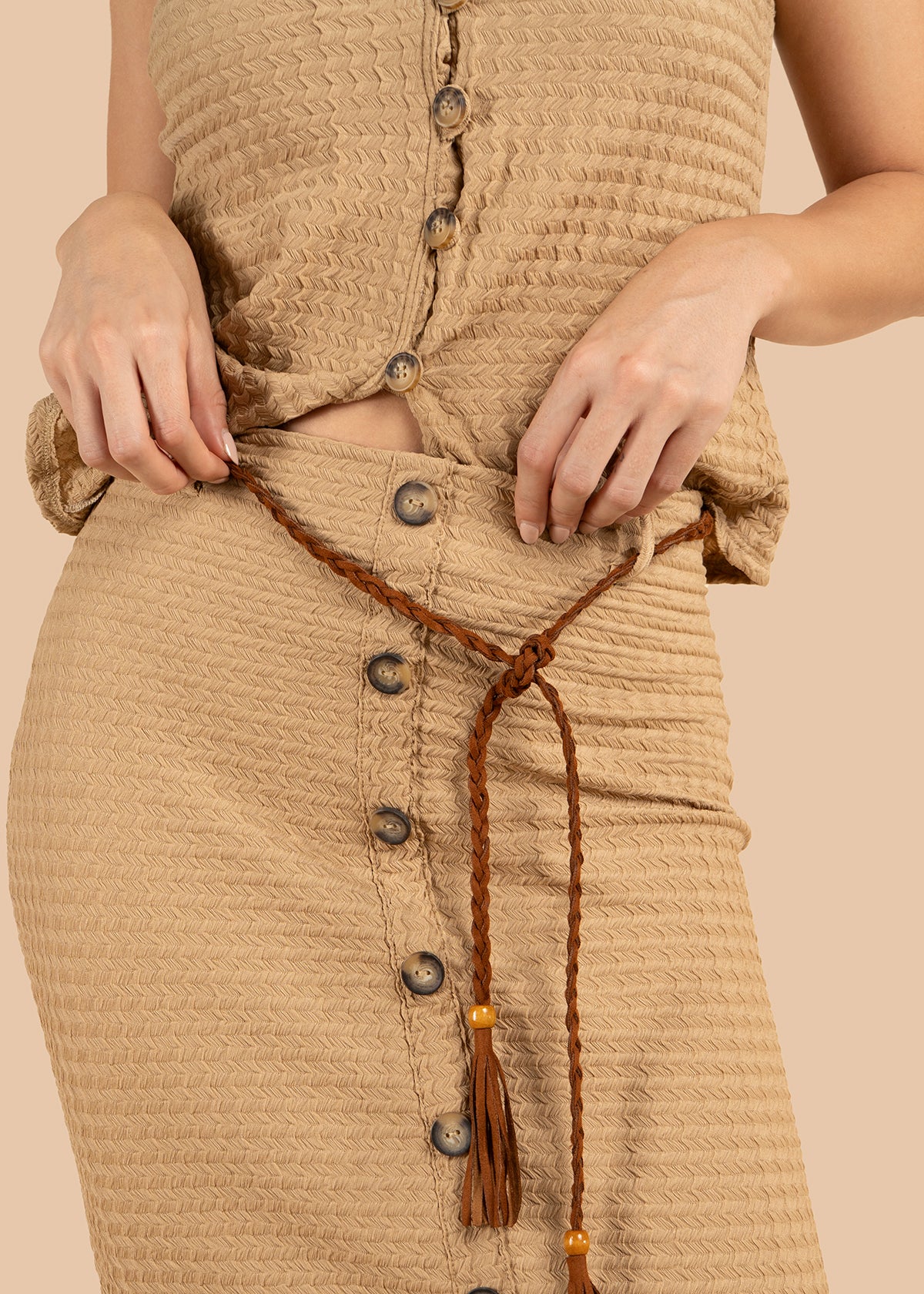 Falda color camel con textura y lazo con borlas 105831