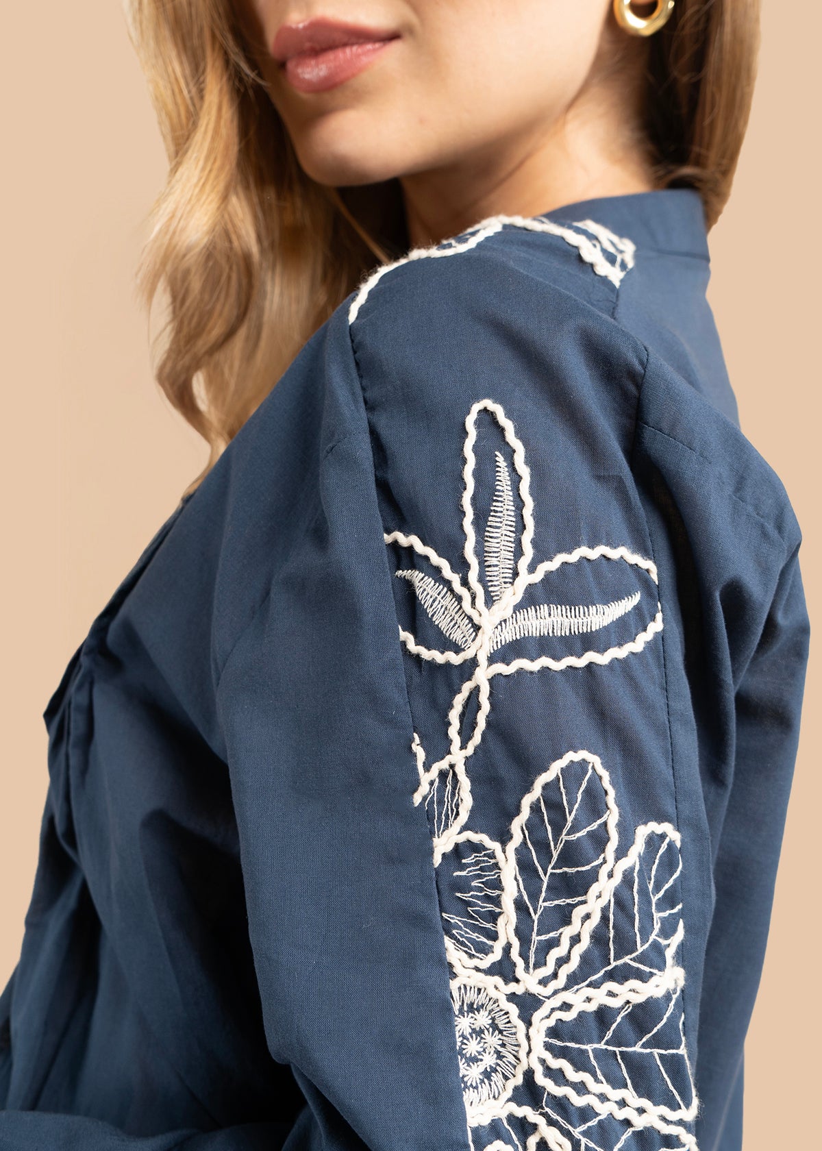 Blusa color azul con bordado blanco en hombros y mangas 105832