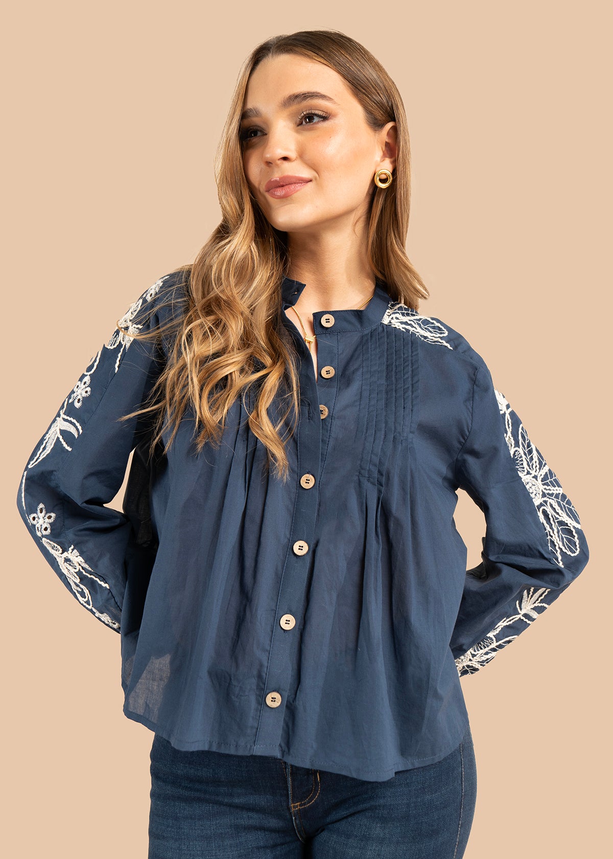 Blusa color azul con bordado blanco en hombros y mangas 105832