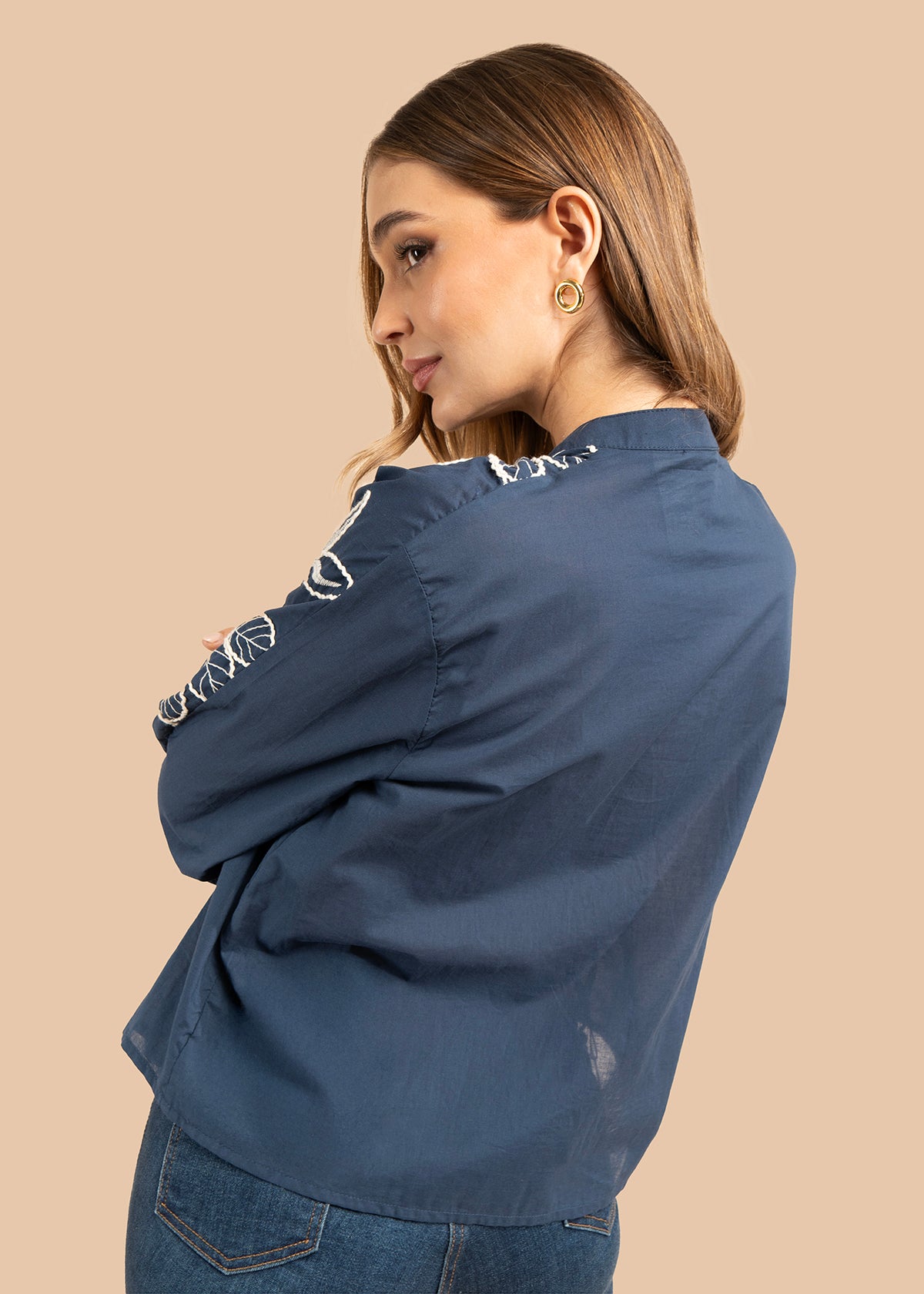 Blusa color azul con bordado blanco en hombros y mangas 105832