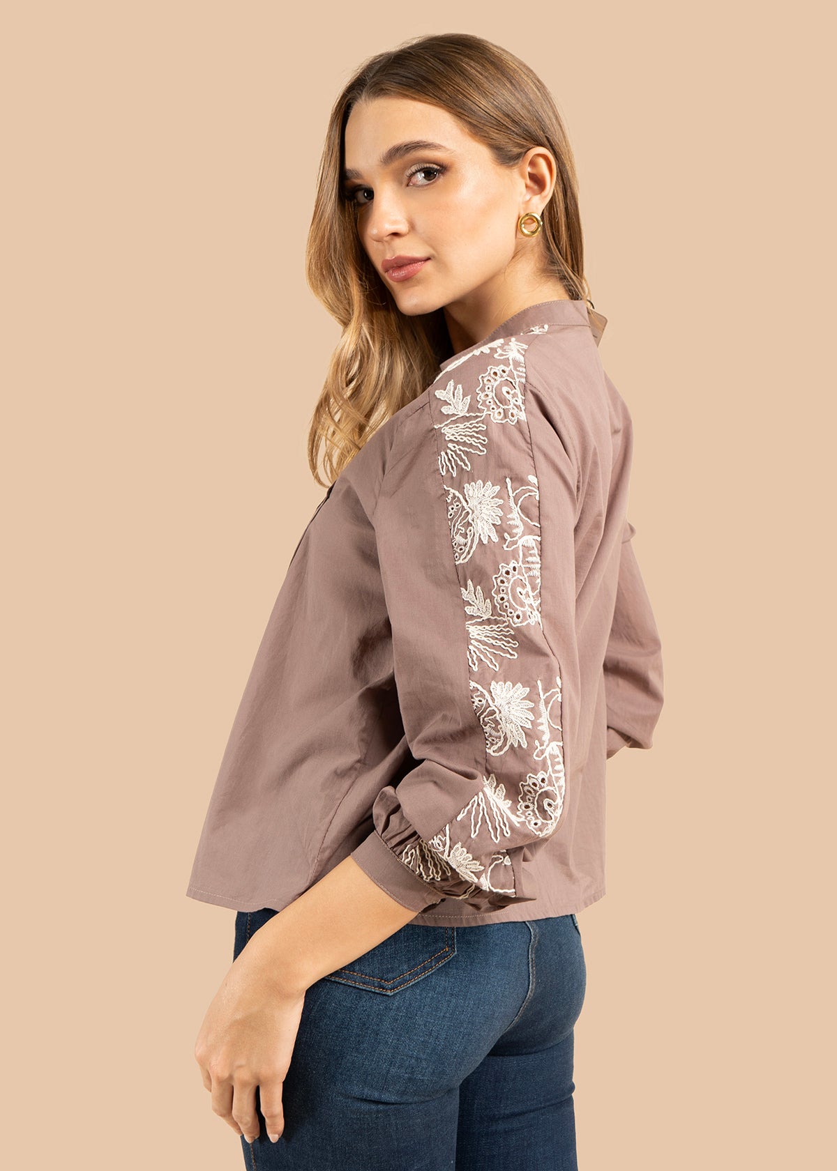 Blusa color café con bordado blanco en hombros y mangas 105832