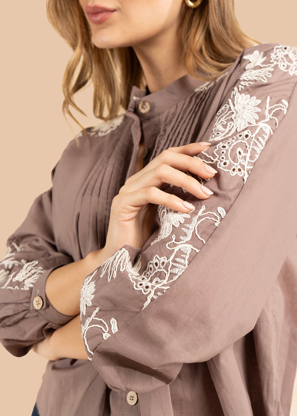 Blusa color café con bordado blanco en hombros y mangas 105832