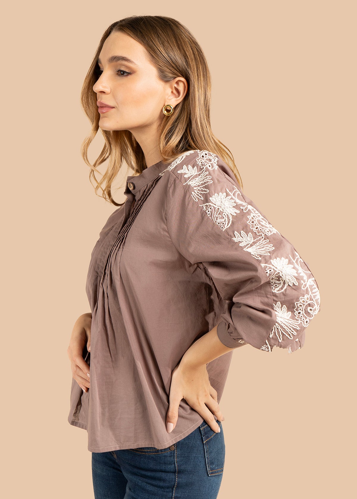 Blusa color café con bordado blanco en hombros y mangas 105832