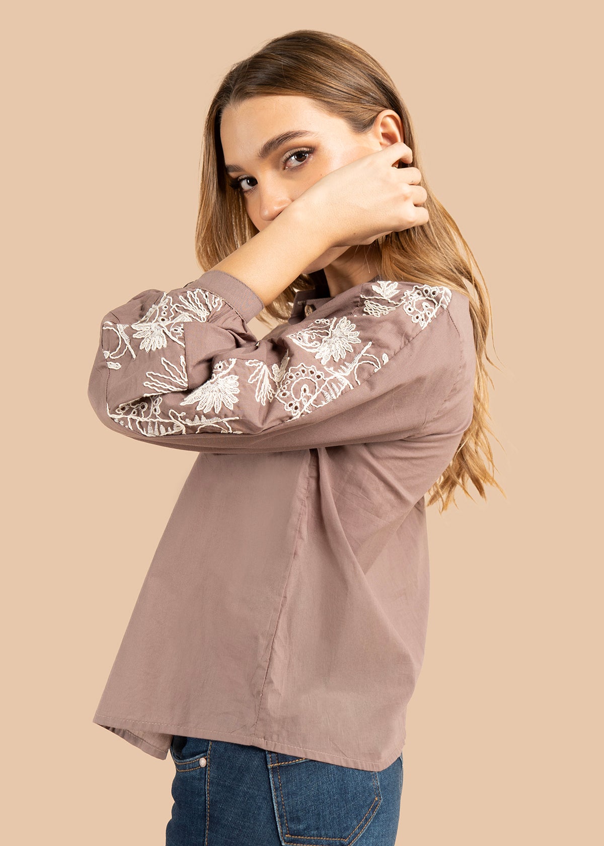 Blusa color café con bordado blanco en hombros y mangas 105832