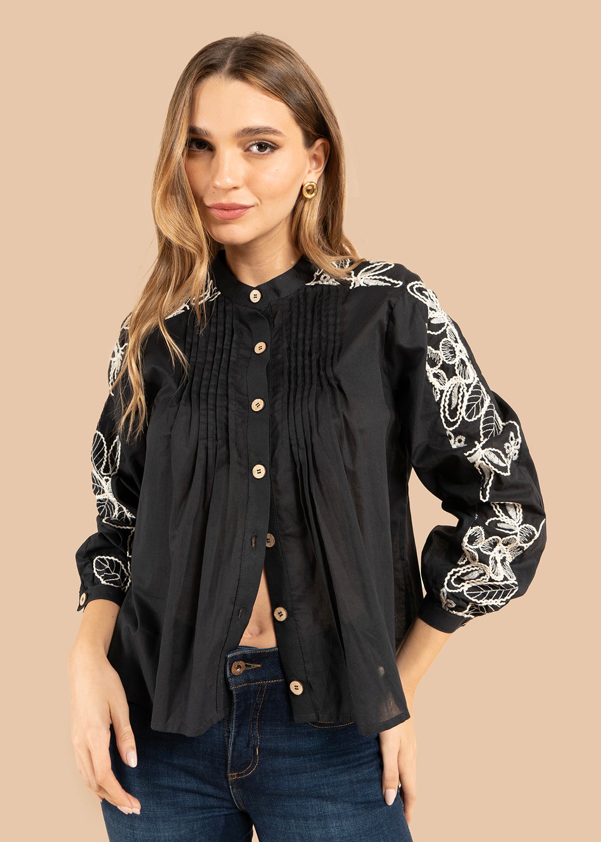 Blusa color negro con bordado blanco en hombros y mangas 105832