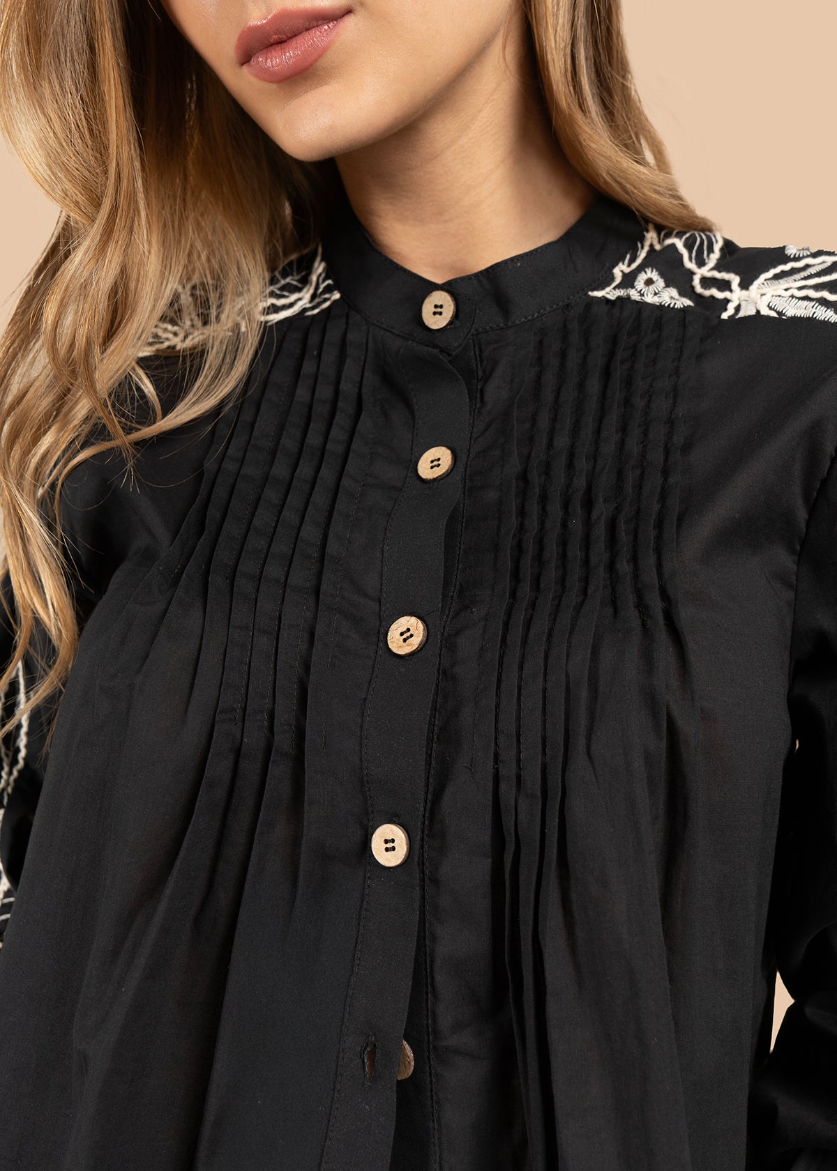 Blusa color negro con bordado blanco en hombros y mangas 105832