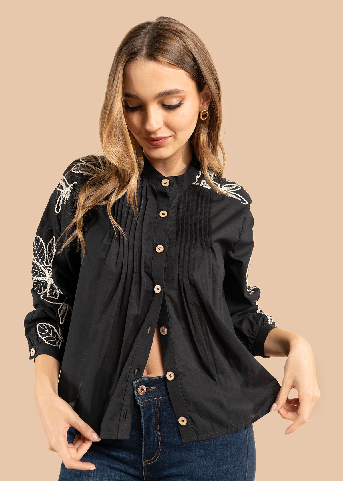 Blusa color negro con bordado blanco en hombros y mangas 105832