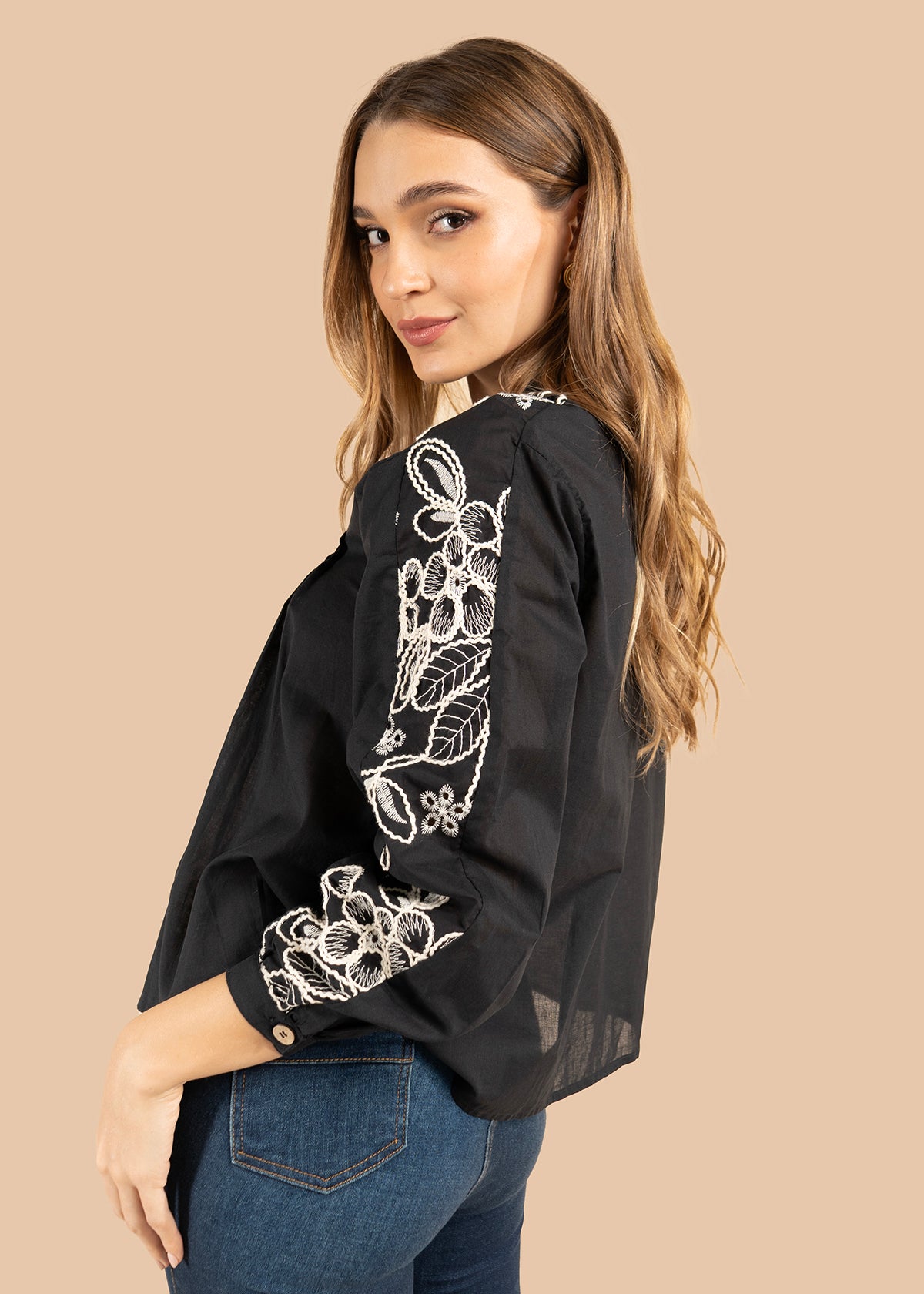 Blusa color negro con bordado blanco en hombros y mangas 105832
