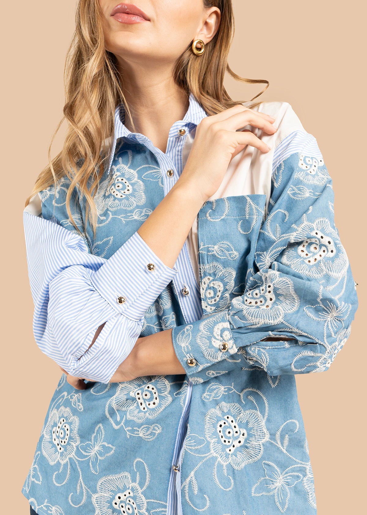 Blusa color azul claro con estampado floral y rayas 105833