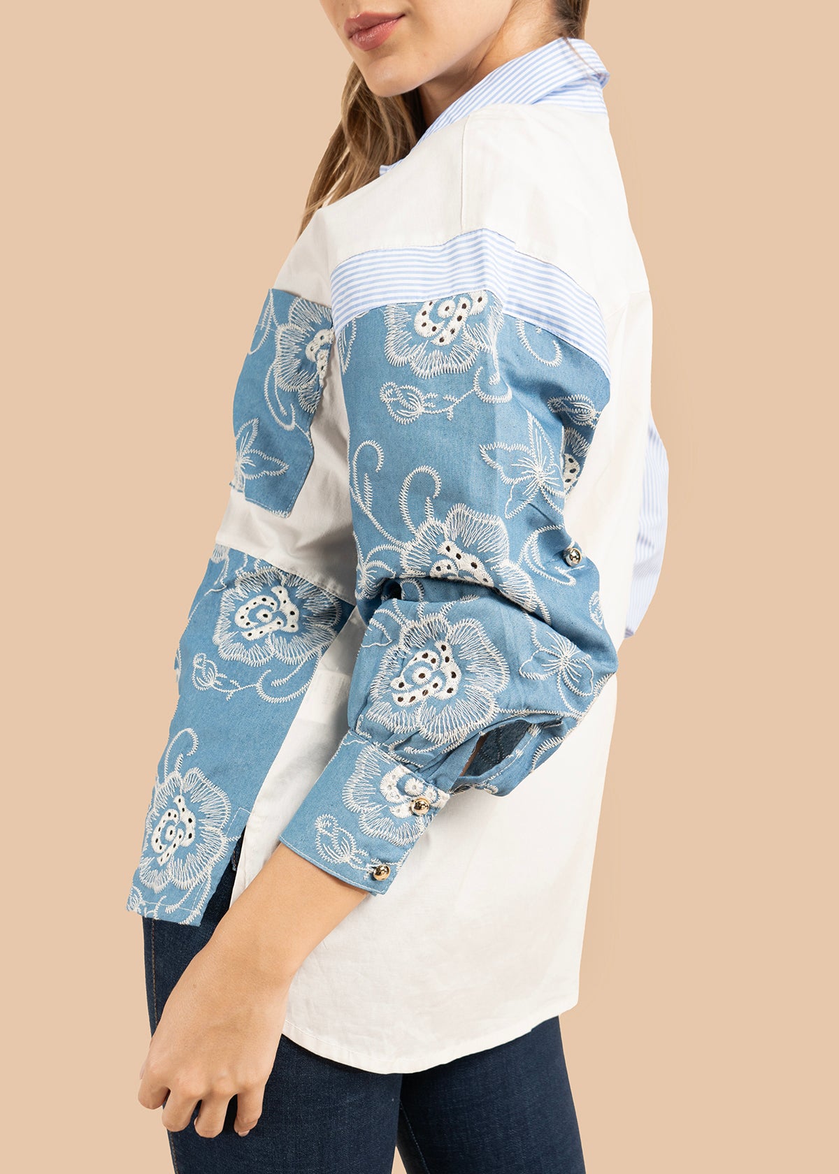 Blusa color azul claro con estampado floral y rayas 105833