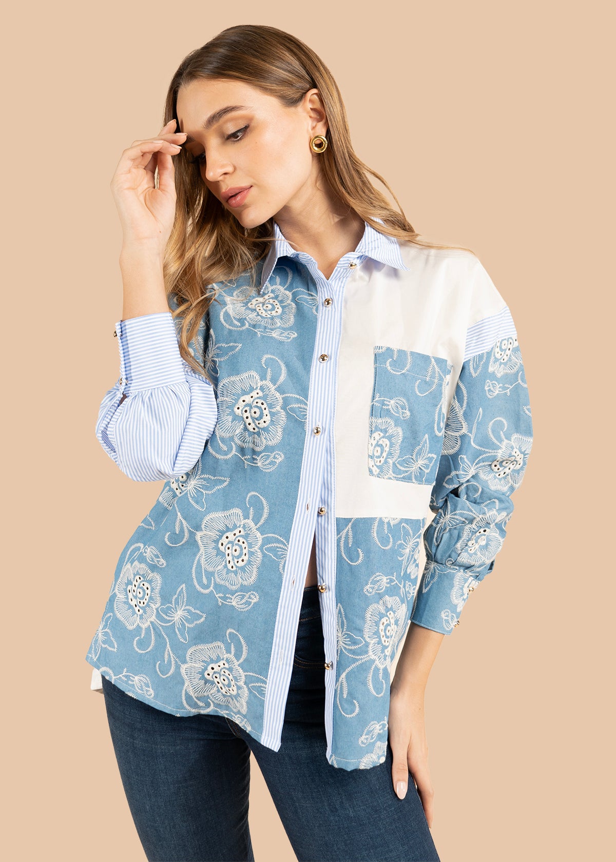 Blusa color azul claro con estampado floral y rayas 105833