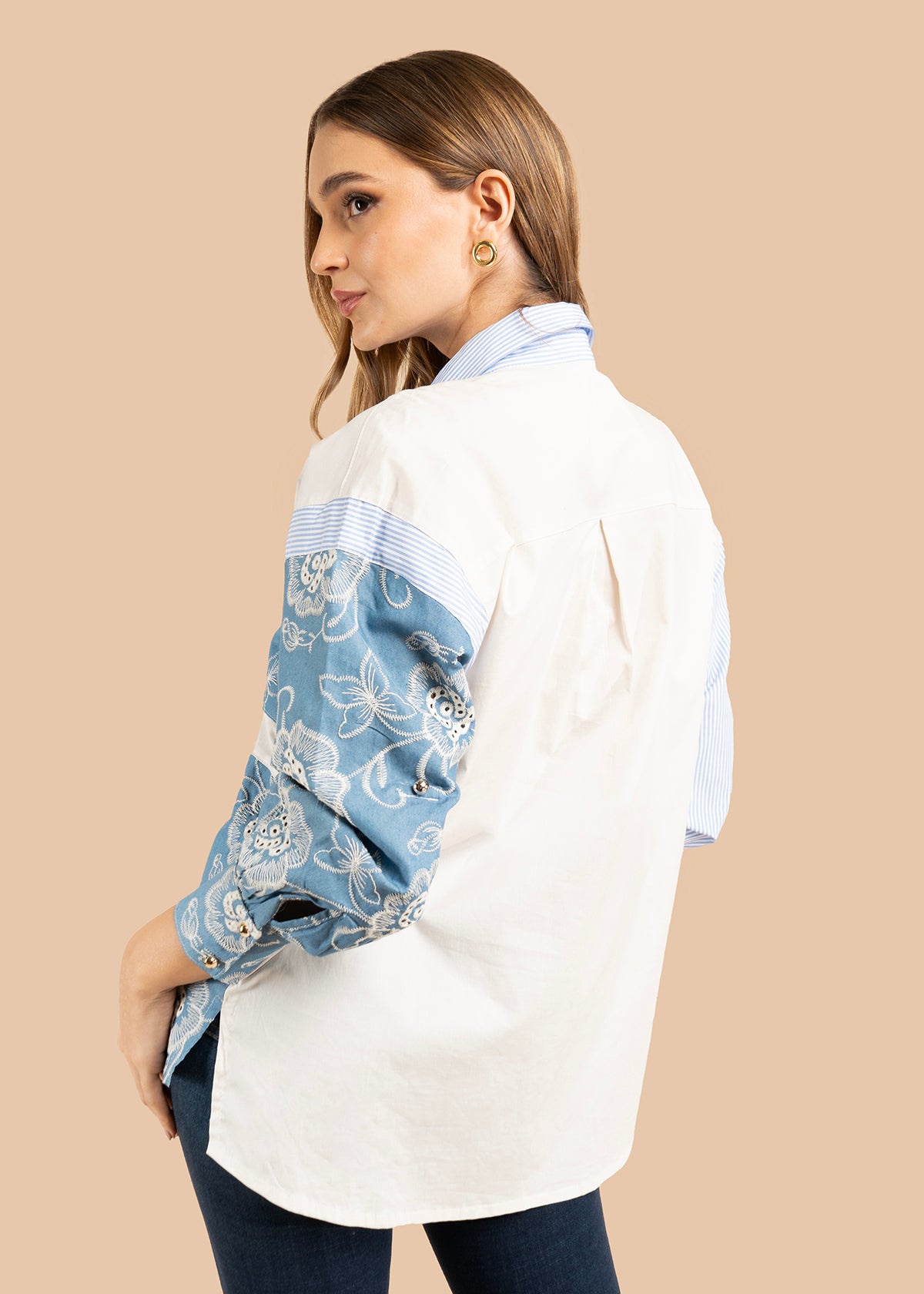 Blusa color azul claro con estampado floral y rayas 105833
