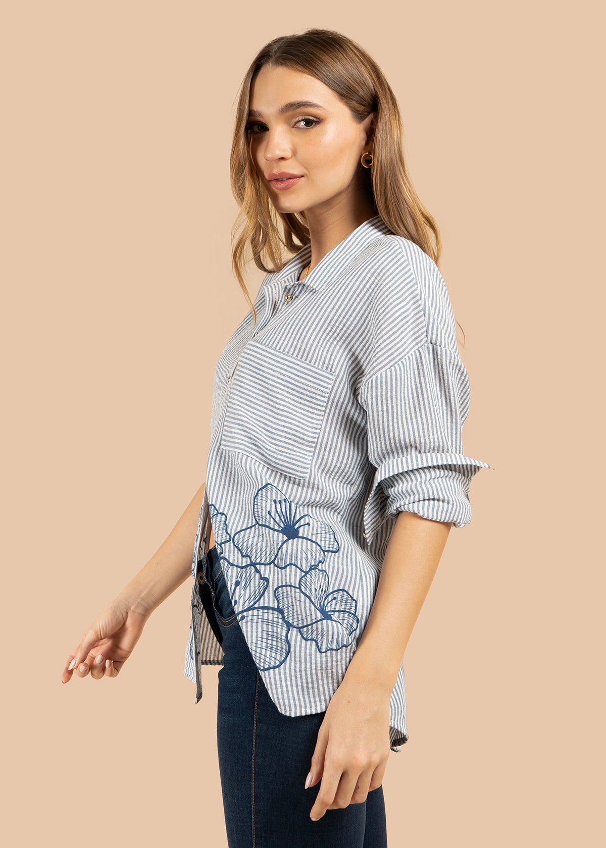 Blusa color azul oscuro con flores en la parte inferior y rayas verticales 105834