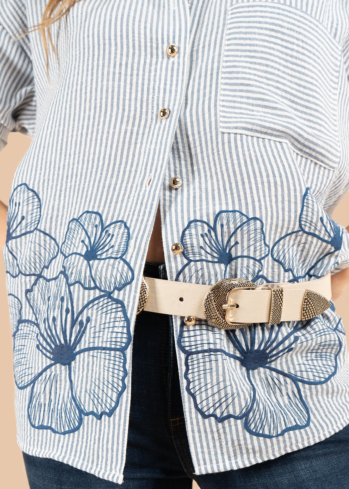 Blusa color azul oscuro con flores en la parte inferior y rayas verticales 105834