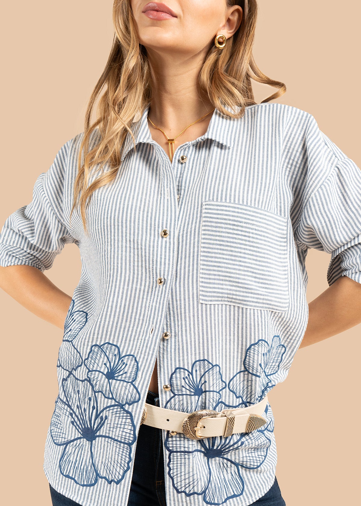 Blusa color azul oscuro con flores en la parte inferior y rayas verticales 105834