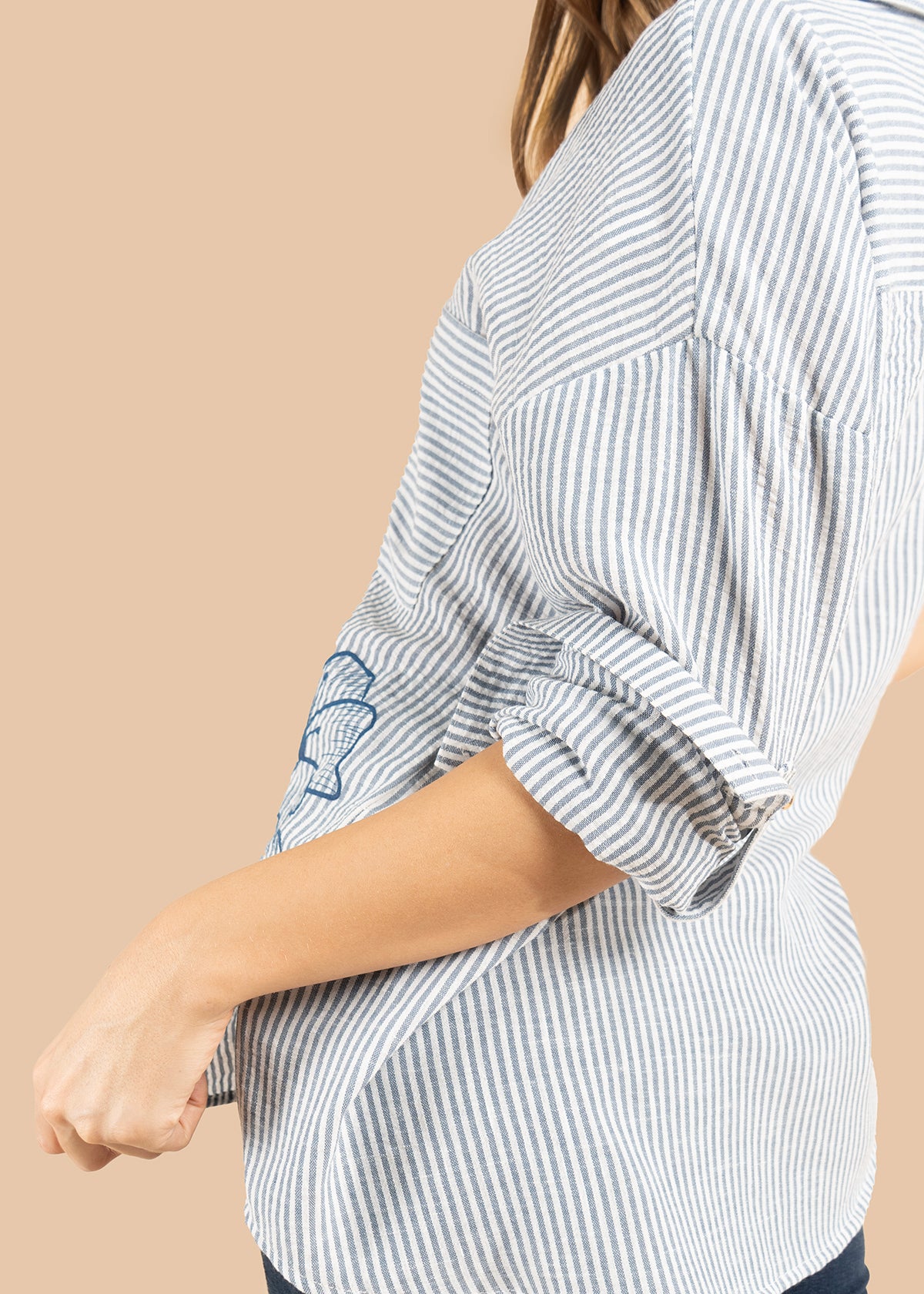 Blusa color azul oscuro con flores en la parte inferior y rayas verticales 105834