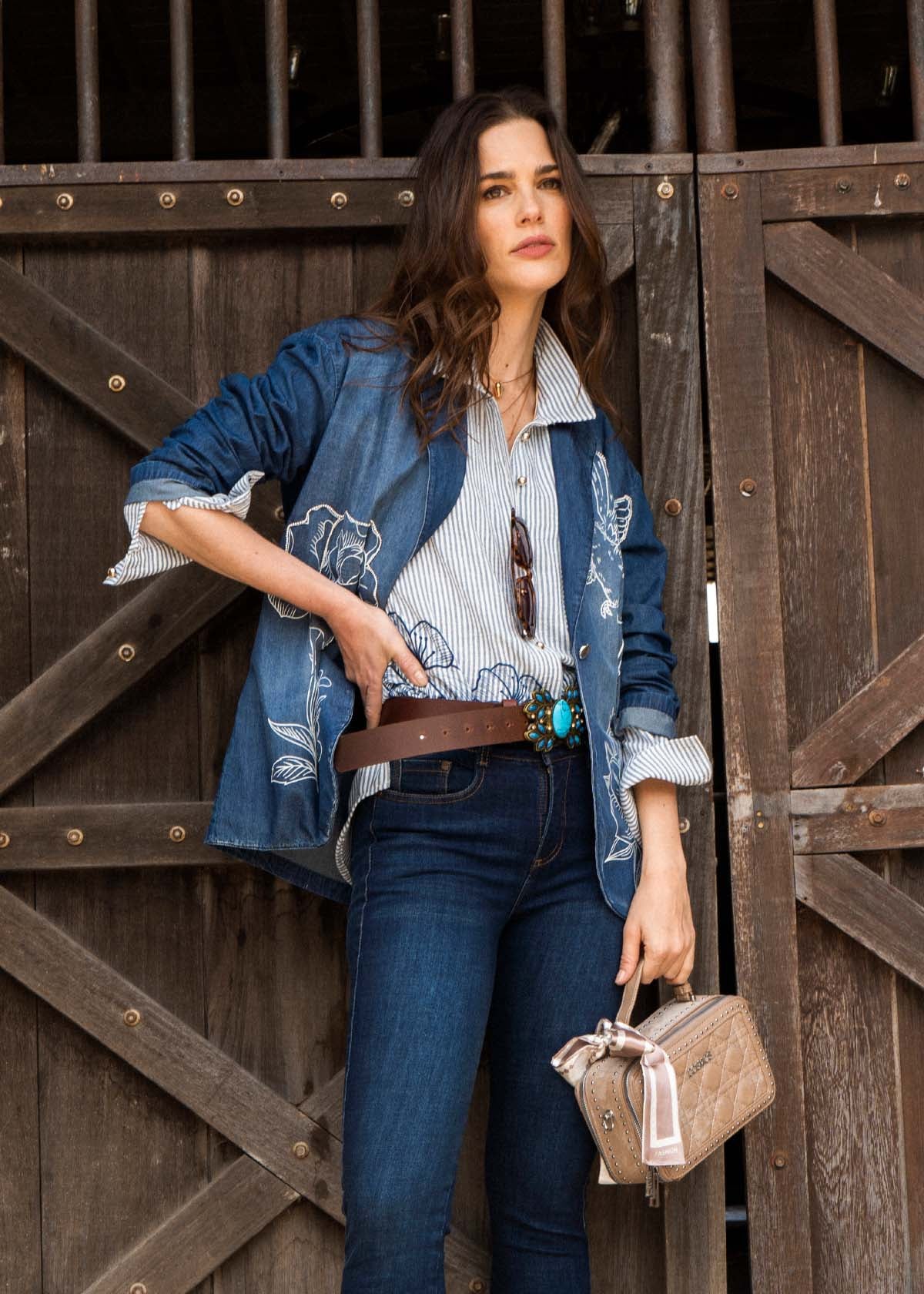 Blusa color azul oscuro con flores en la parte inferior y rayas verticales 105834