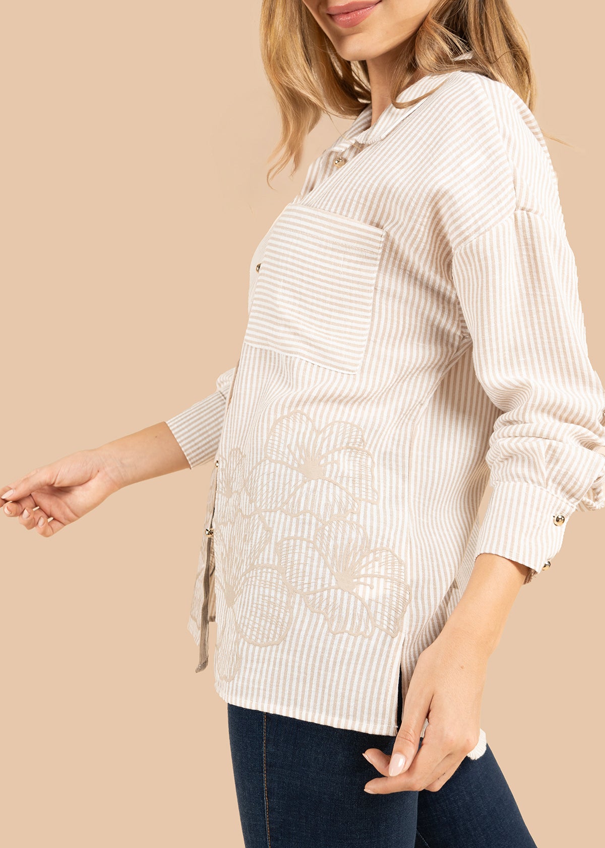 Blusa color camel con flores en la parte inferior y rayas verticales 105834