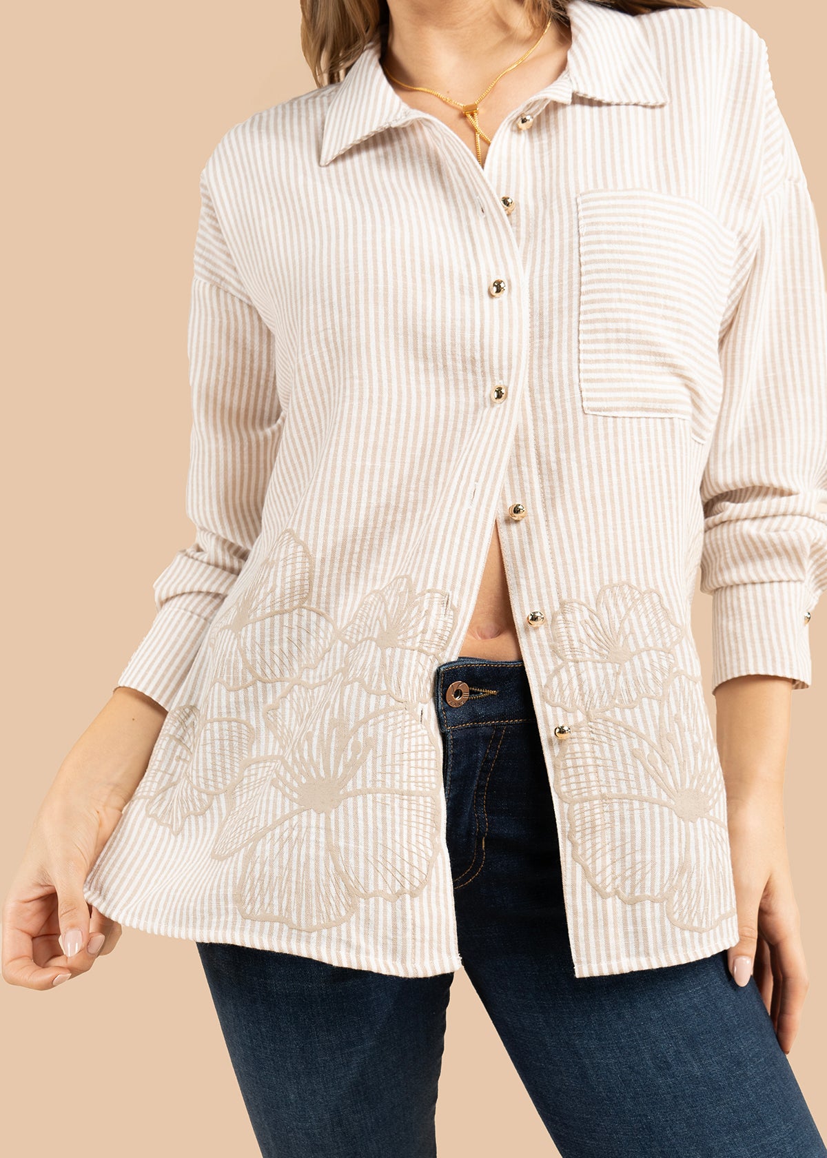 Blusa color camel con flores en la parte inferior y rayas verticales 105834