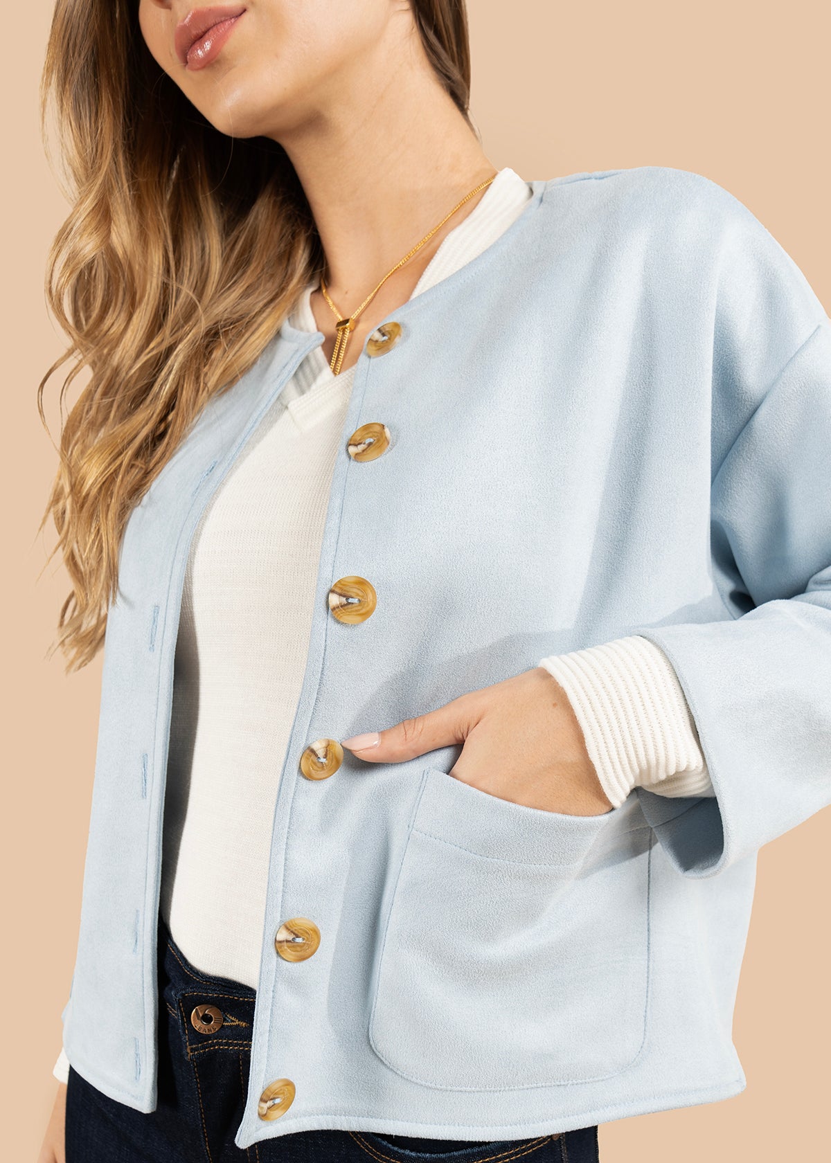 Chaqueta color azul con botones efecto carey 105835